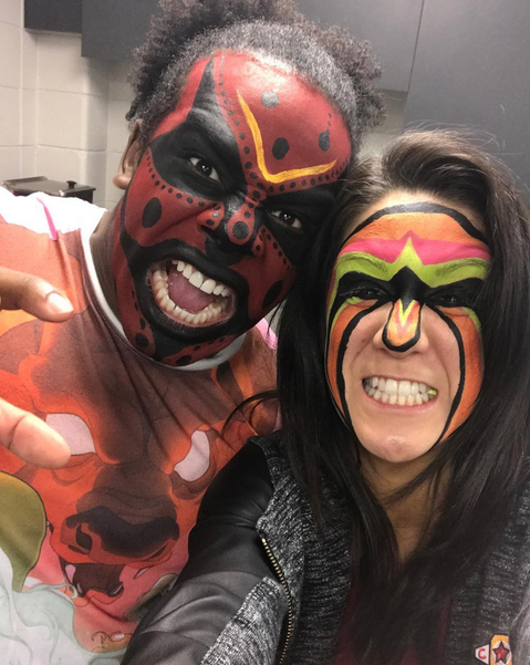 Xavier Woods y Bayley se disfrazan de Boogeyman y El Último Guerrero por Halloween Xavier Woods y Bayley se disfrazan de Boogeyman y El Último Guerrero por Halloween
