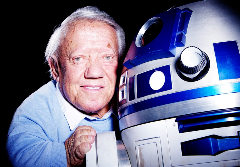Kenny Baker - R2-D2 Kenny Baker interpretó al querido R2-D2 en las seis primeras películas de Star Wars