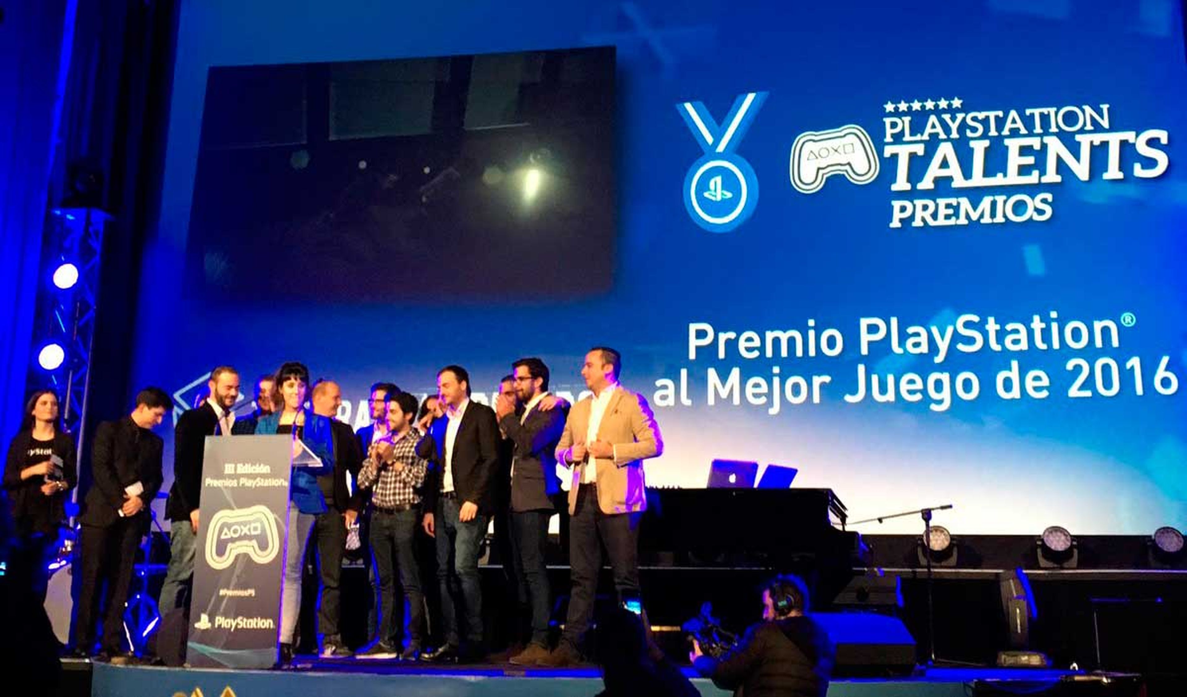 El equipo al completo, menos uno de los miembros que no pudo asistir por motivos personales, subió a recoger el galardón que les acredita como el 'Mejor juego 2016' en los Premios PlayStation.