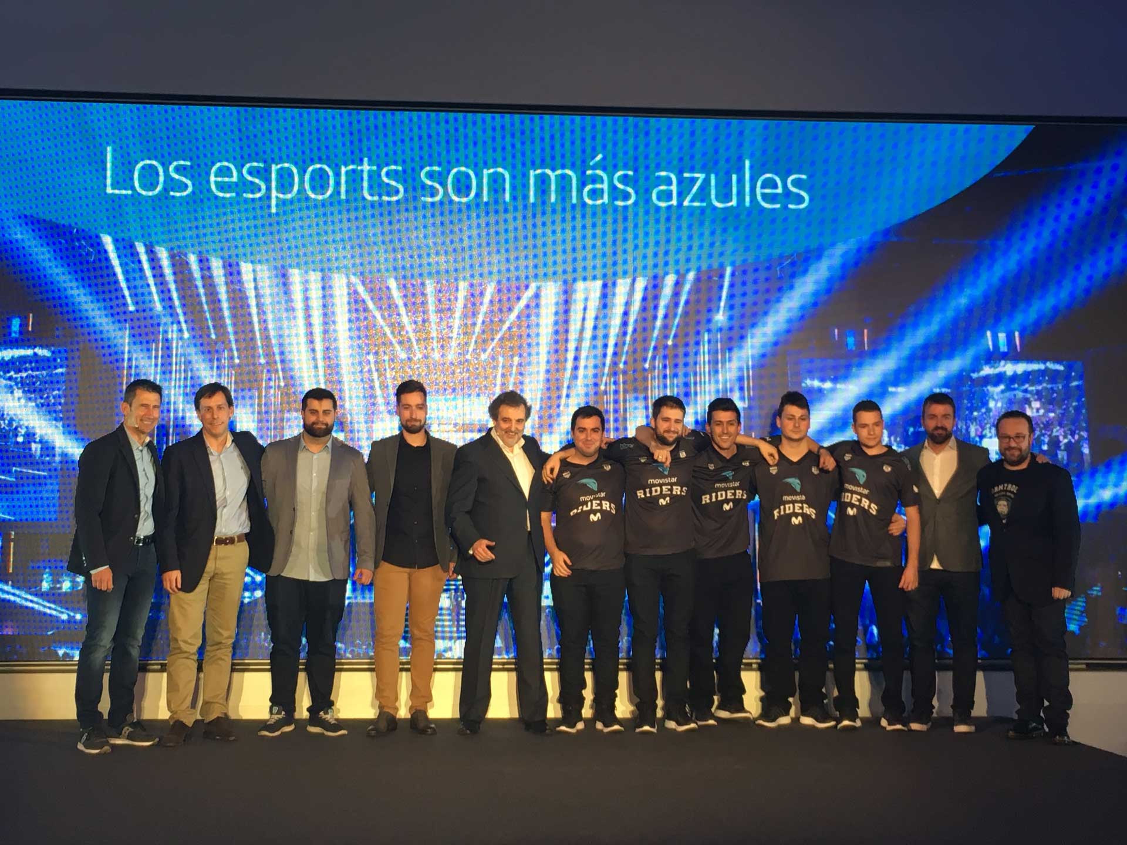 Representanres de ESL, de Movistar y del nuevo equipo Movistar Riders escenificando la unión entre deportes tradicionales y eSports.