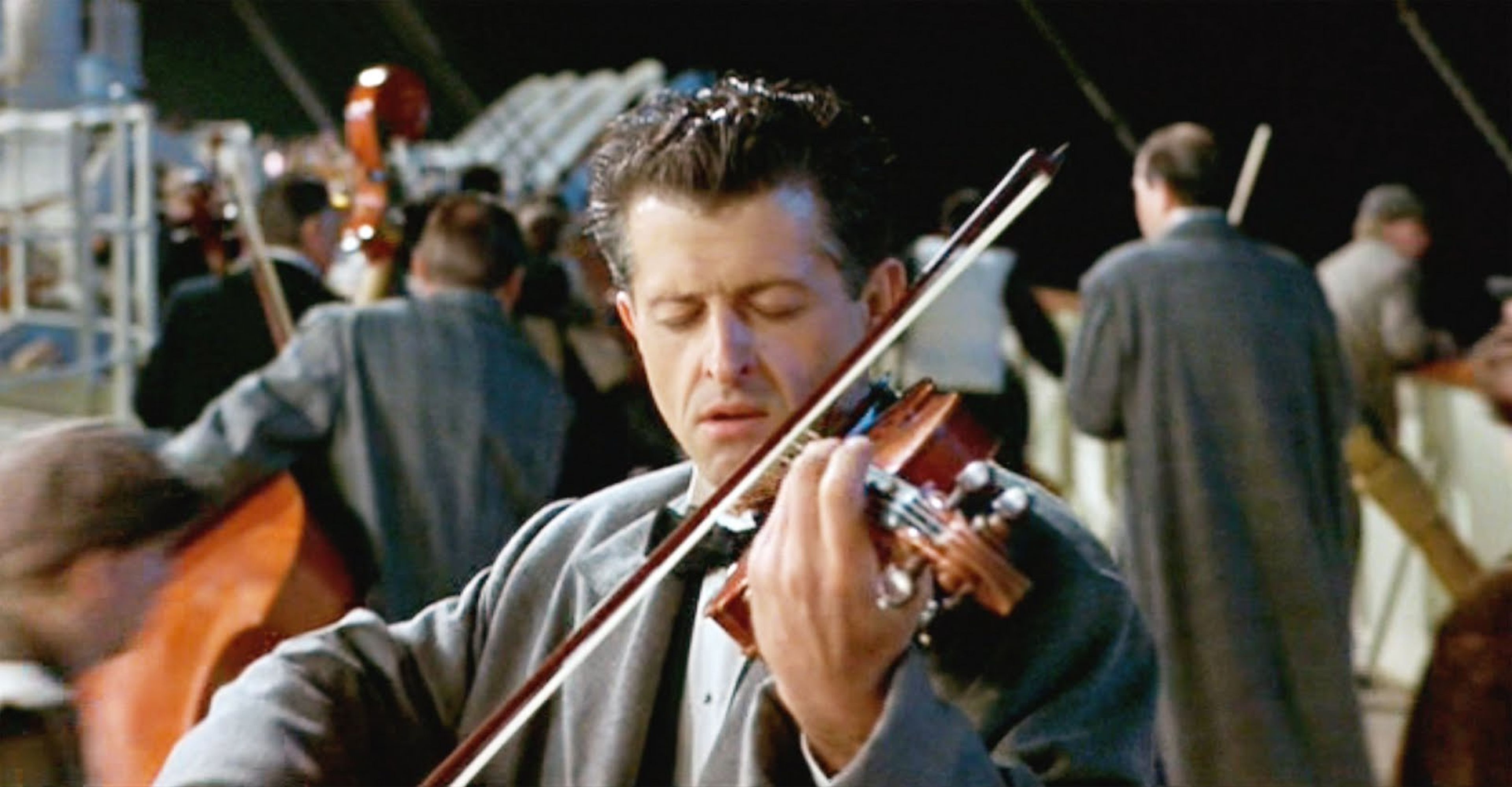 La orquesta tocando durante el hundimiento