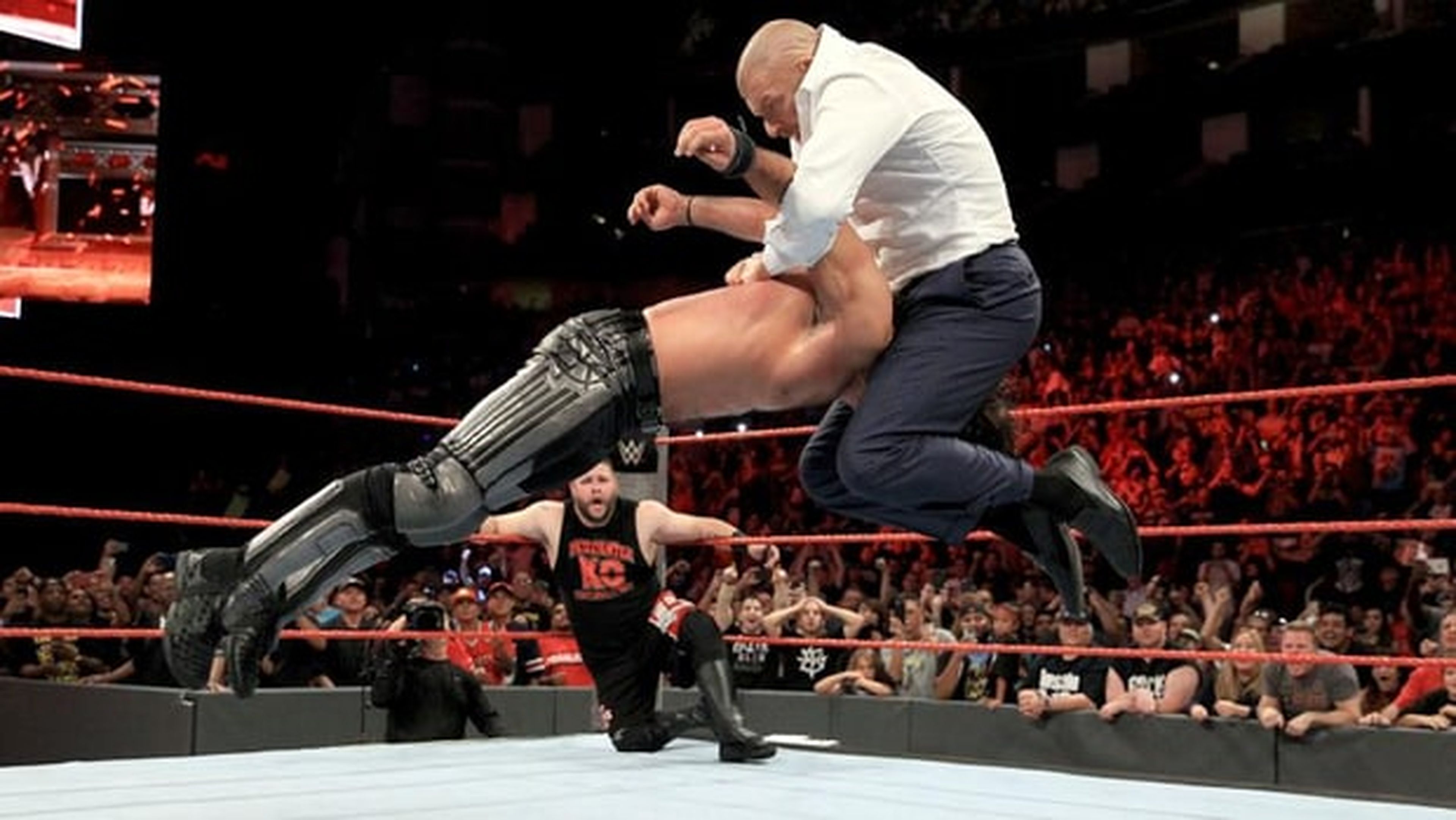 Triple H traicionó a Seth Rollins en el combate por el Campeonato Universal de la WWE