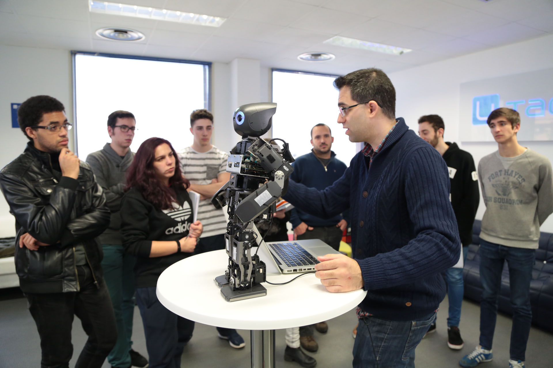 Diarios de Desarrollo U-tad Grado Ingenieria 01 Las salidas profesionales abarcan desde los videojuegos hasta empresas tecnológicas como Google.