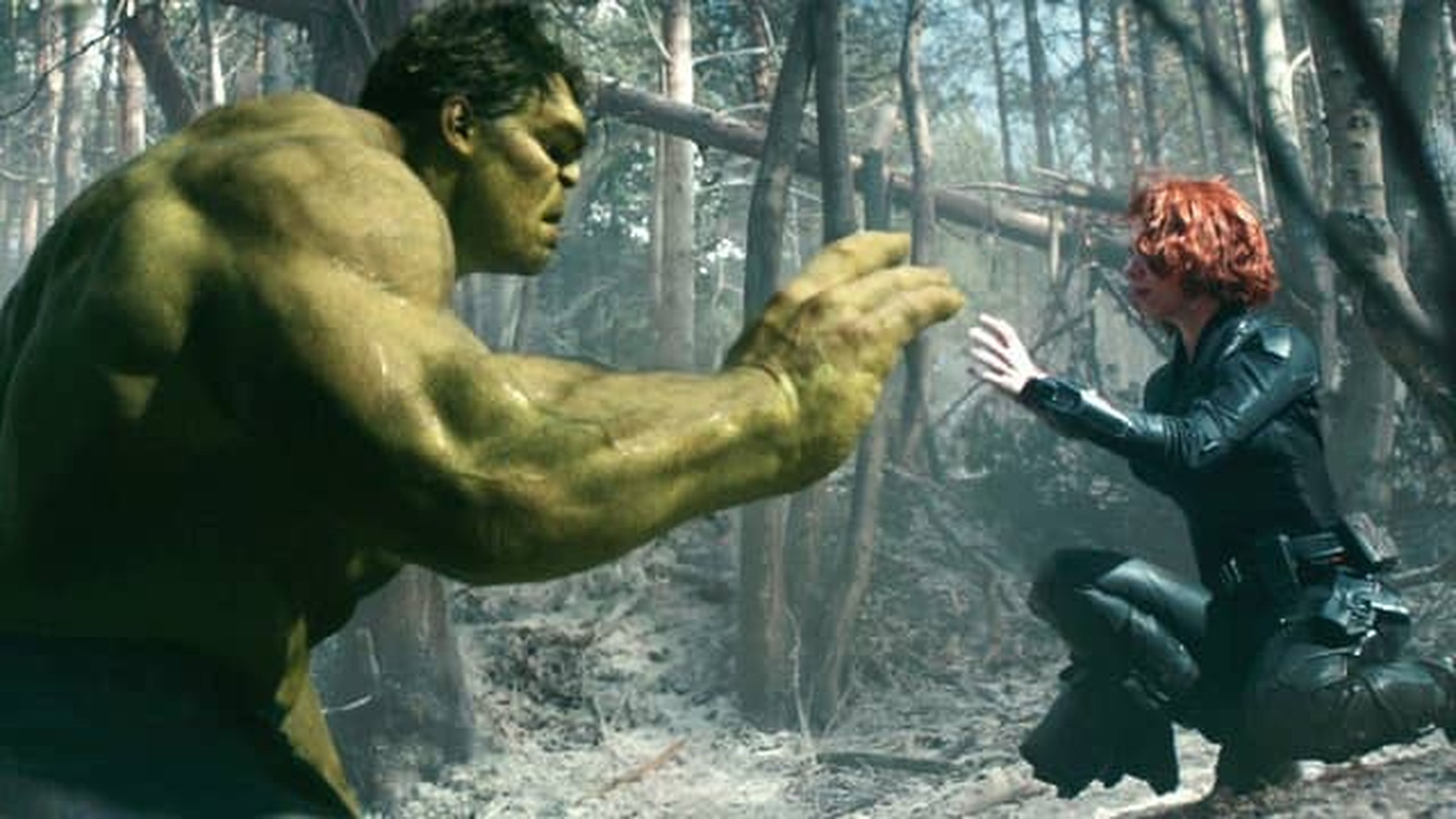 Viuda Negra y Hulk en Vengadores: La era de Ultrón