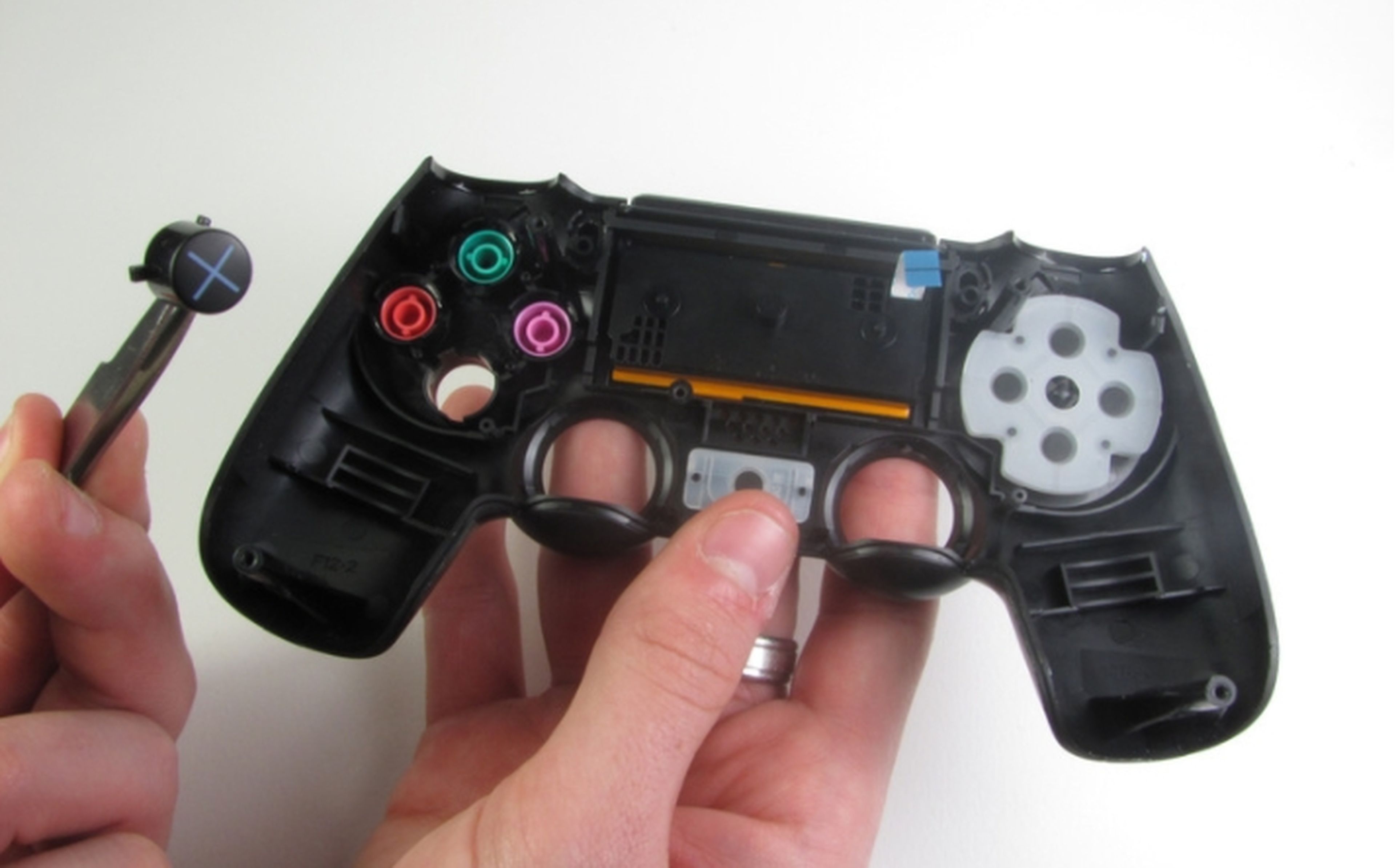 Como arreglar un mando de PlayStation 2 que se pulsan los botones solos 