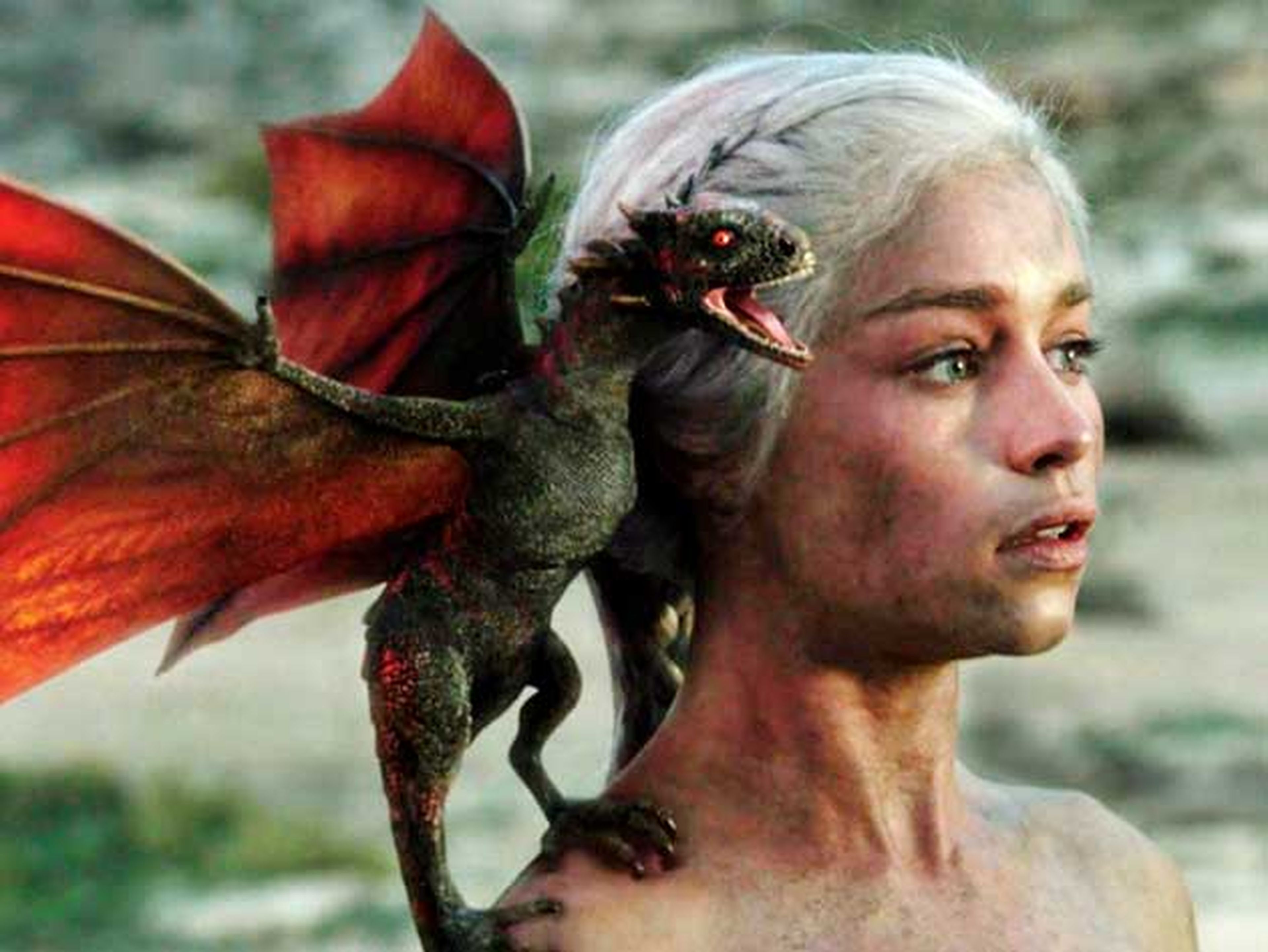 El pelo de Daenerys arde con el nacimiento de sus dragones