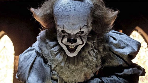 El payaso Pennywise es uno de los disfraces estrella de Halloween este año, por lo que para marcar la diferencia necesitas reproducir bien el maquillaje del payaso de It. En este caso, la clave del éxito está en invertir el tiempo necesario en cubrirte bien el rostro con pintura blanca para que quede una capa tupida, así como en trazar bien marcada la boca. El payaso Pennywise es uno de los disfraces estrella de Halloween este año, por lo que para marcar la diferencia necesitas reproducir bien el maquillaje del payaso de It. En este caso, la clave del éxito está en invertir el tiempo necesario en cubrirte bien el rostro con pintura blanca para que quede una capa tupida, así como en trazar bien marcada la boca.