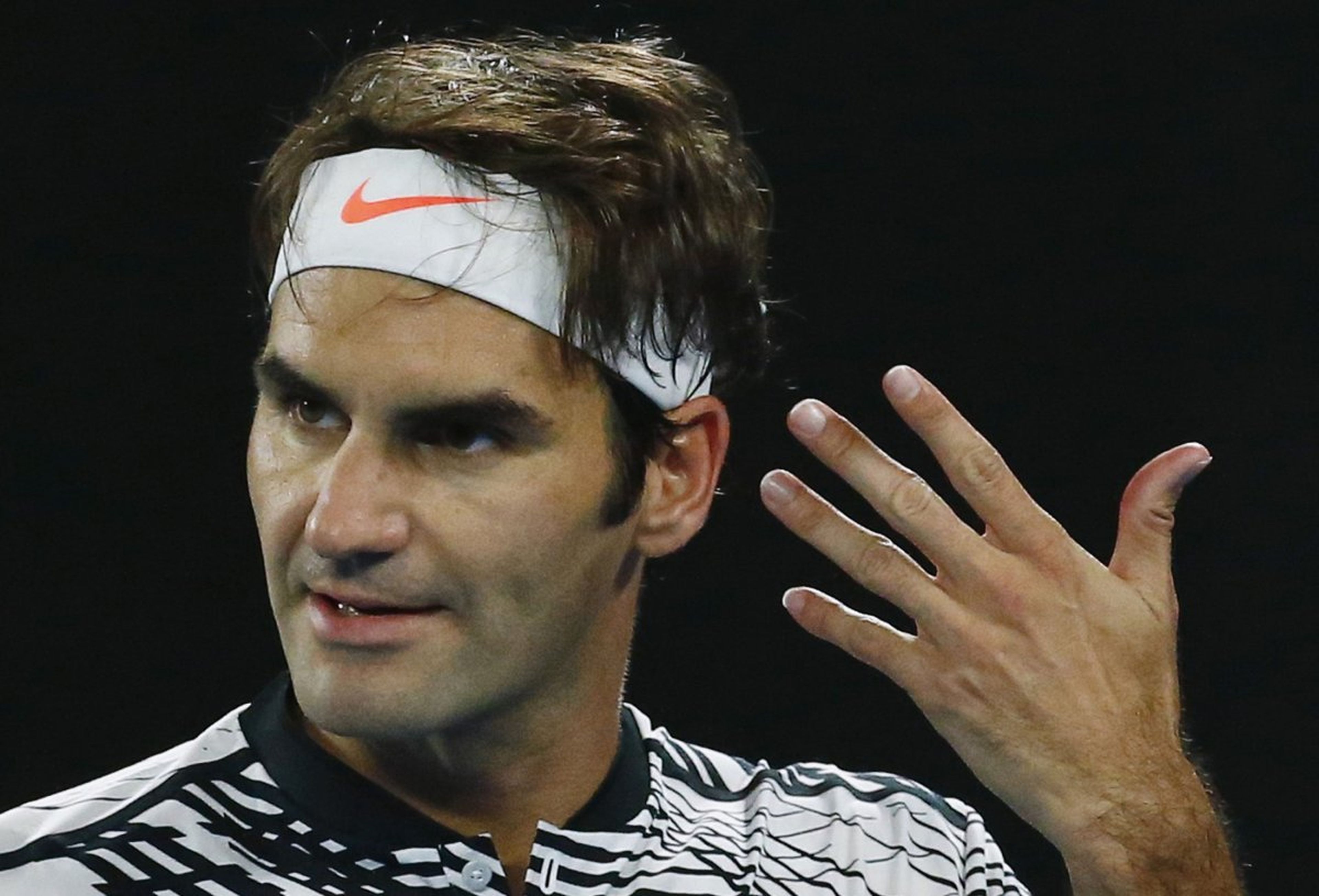 [Re] El jugador de tenis Roger Federer celebra un punto.