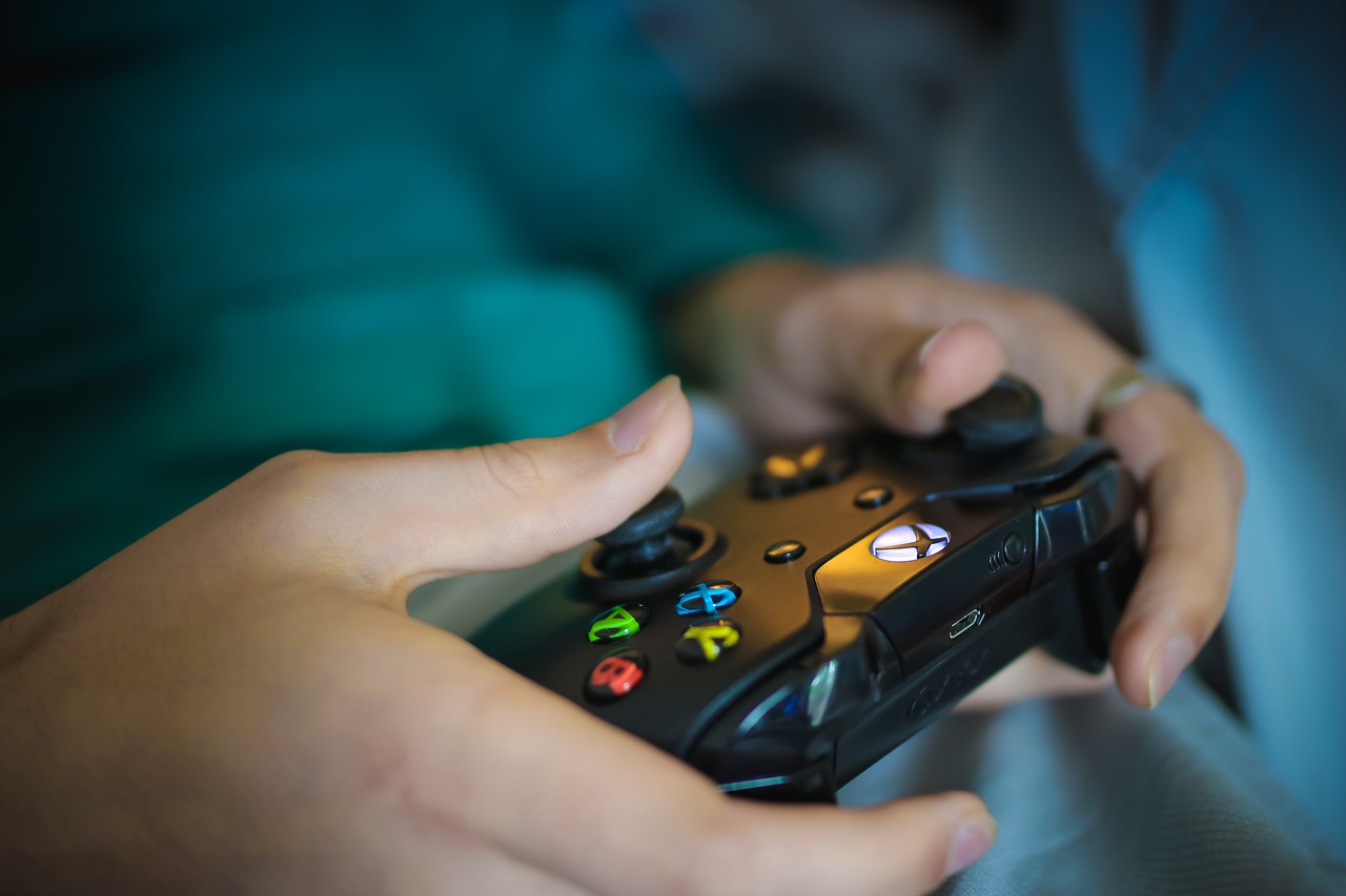 Jugando con un mando de Xbox 5 juegos gratis que arrasan en 2018
