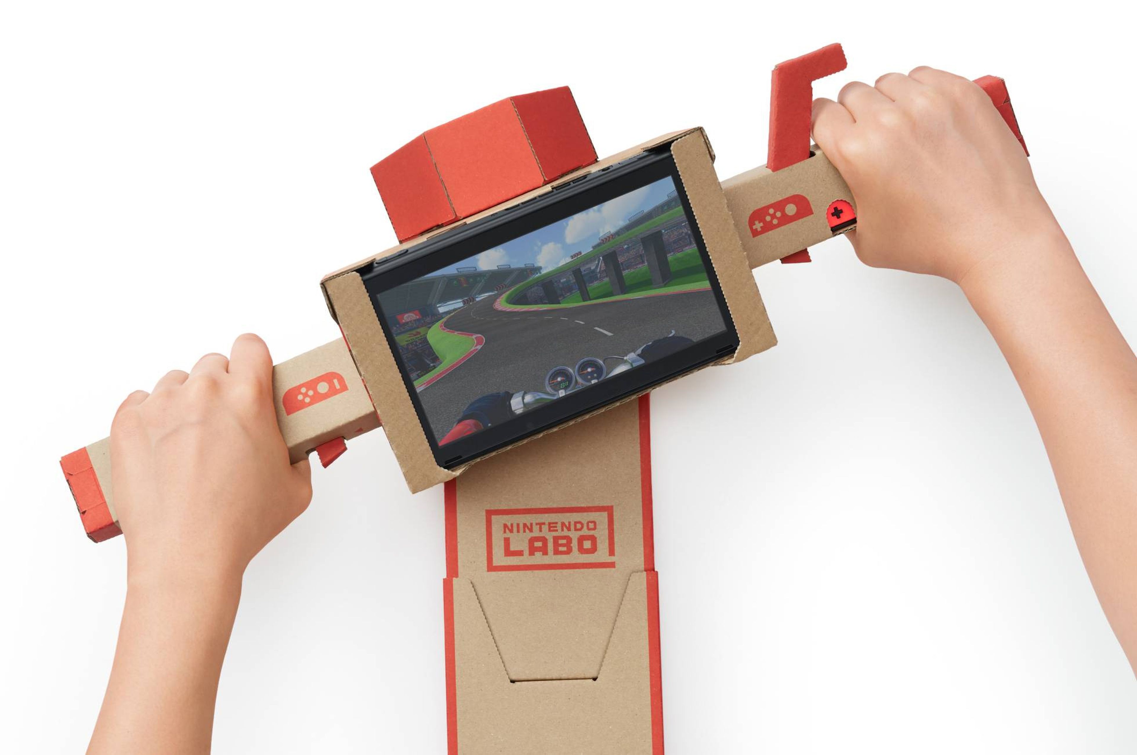 El Toy-Con de la motocicleta de Nintendo Labo: los mandos Joy-Con se utilizan para acelerar y frenar la moto que aparece en la pantalla de la Switch.