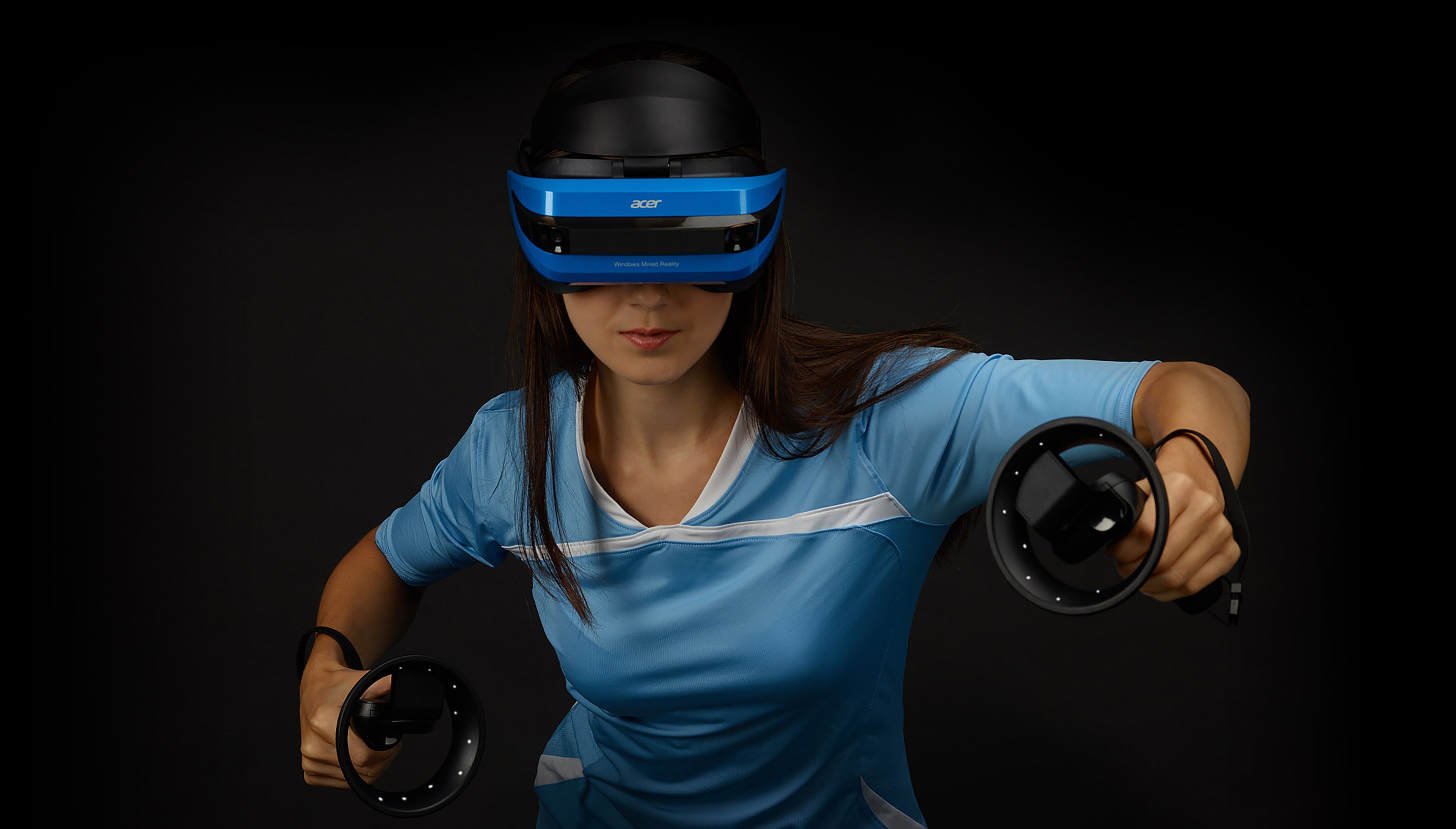 Поиграем в виртуальные игры. VR очки Windows Mixed reality. Девушка в ВР шлеме. VR шлем дополненной реальности. VR девушка.