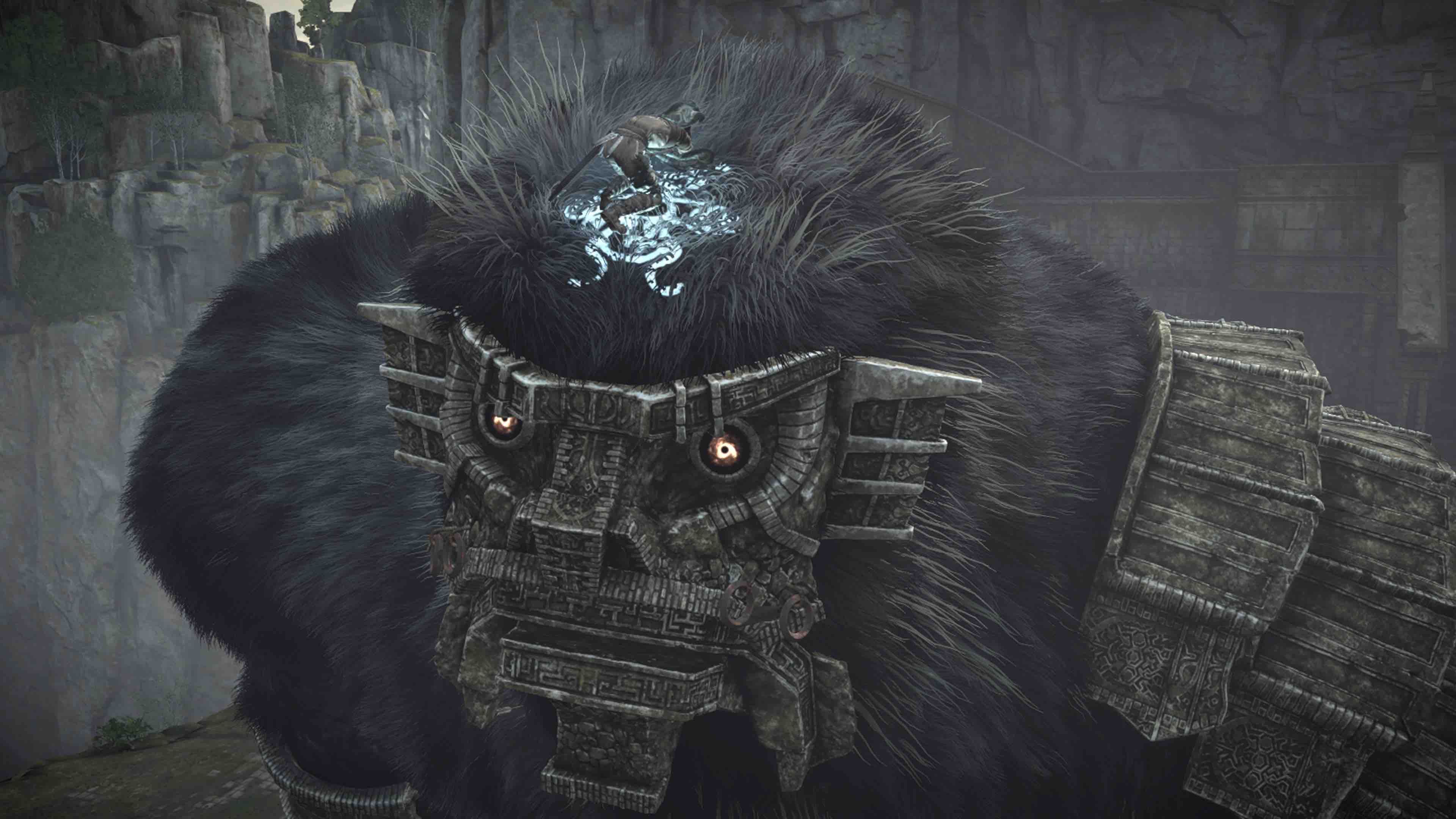 El nivel de detalle de Shadow of the Colossus en PS4 es infinitamente superior. Sirva como ejemplo el pelaje de los Colosos, que se comporta de manera más natural y realista ante embestidas, nuestro agarre, etc.