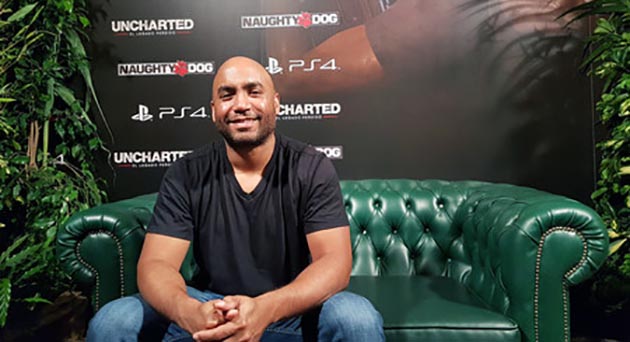 Shaun Escayg en la promo de Uncharted: El Legado Perdido Shaun Escayg