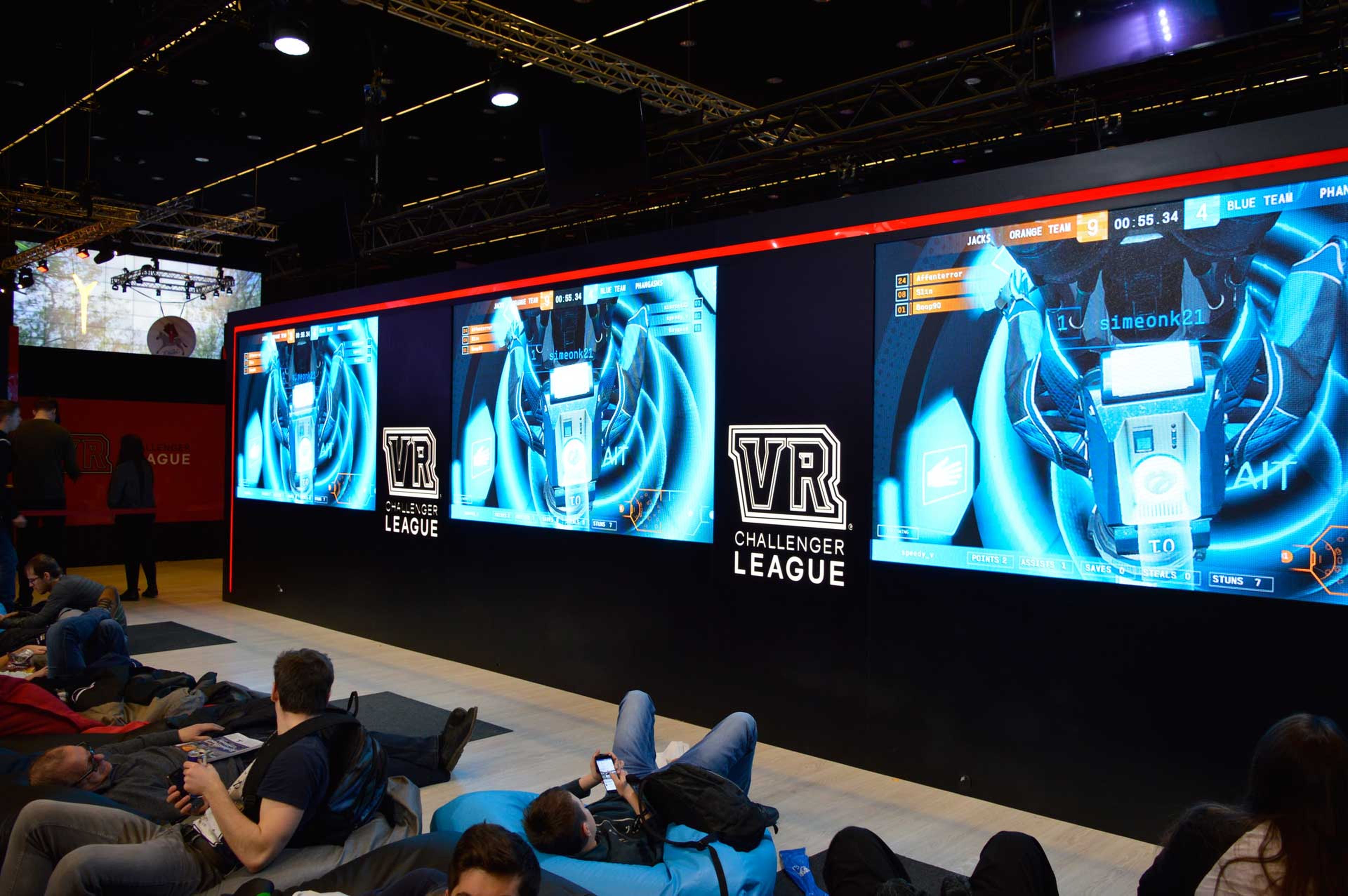 Los partidos de VR Challenger League se podían ver en seis pantallas gigantes en el pabellón central.