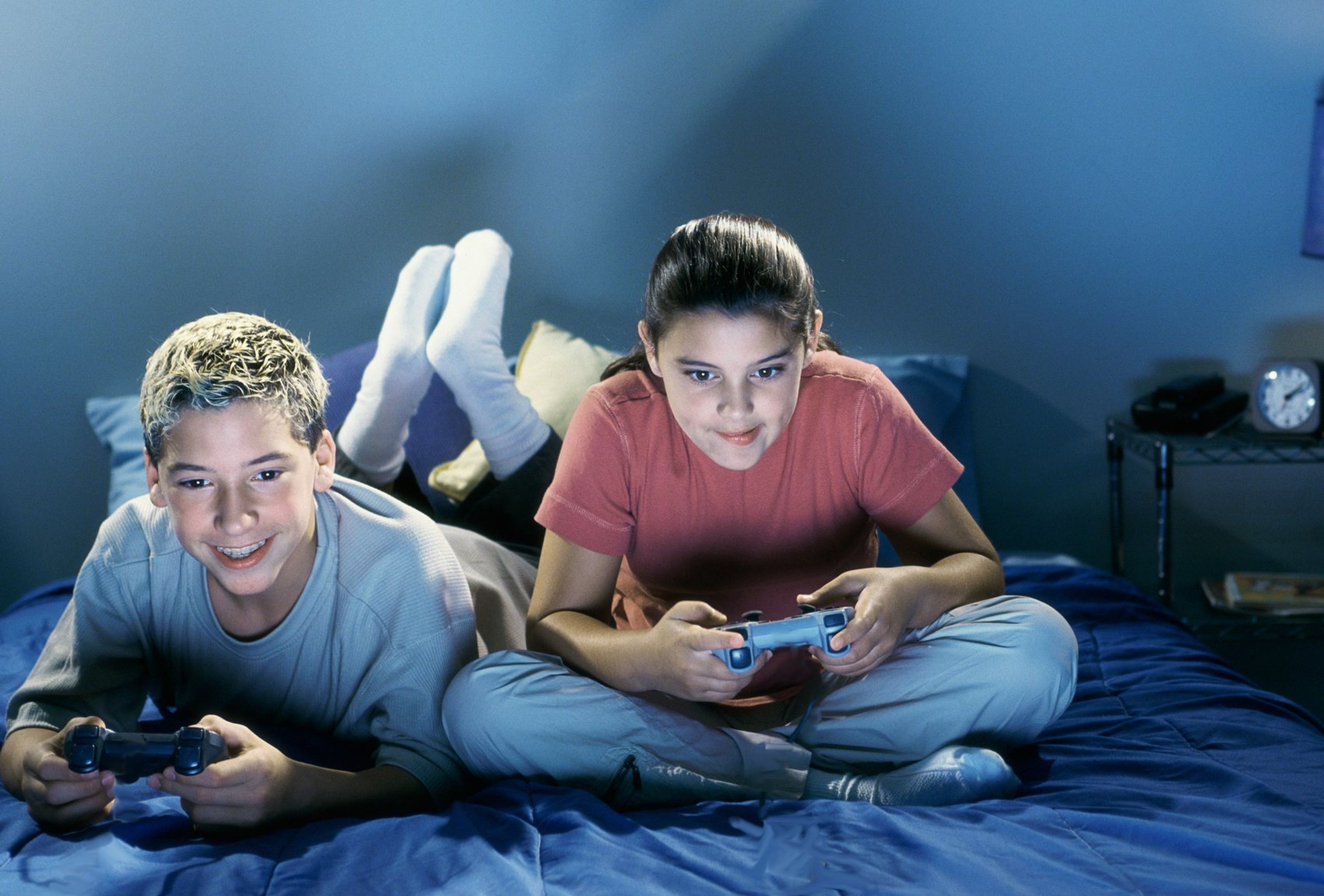 They like to play games. Подросток геймер. Игровая зависимость у подростков. Видеоигры для детей. Игровая зависимость картинки.