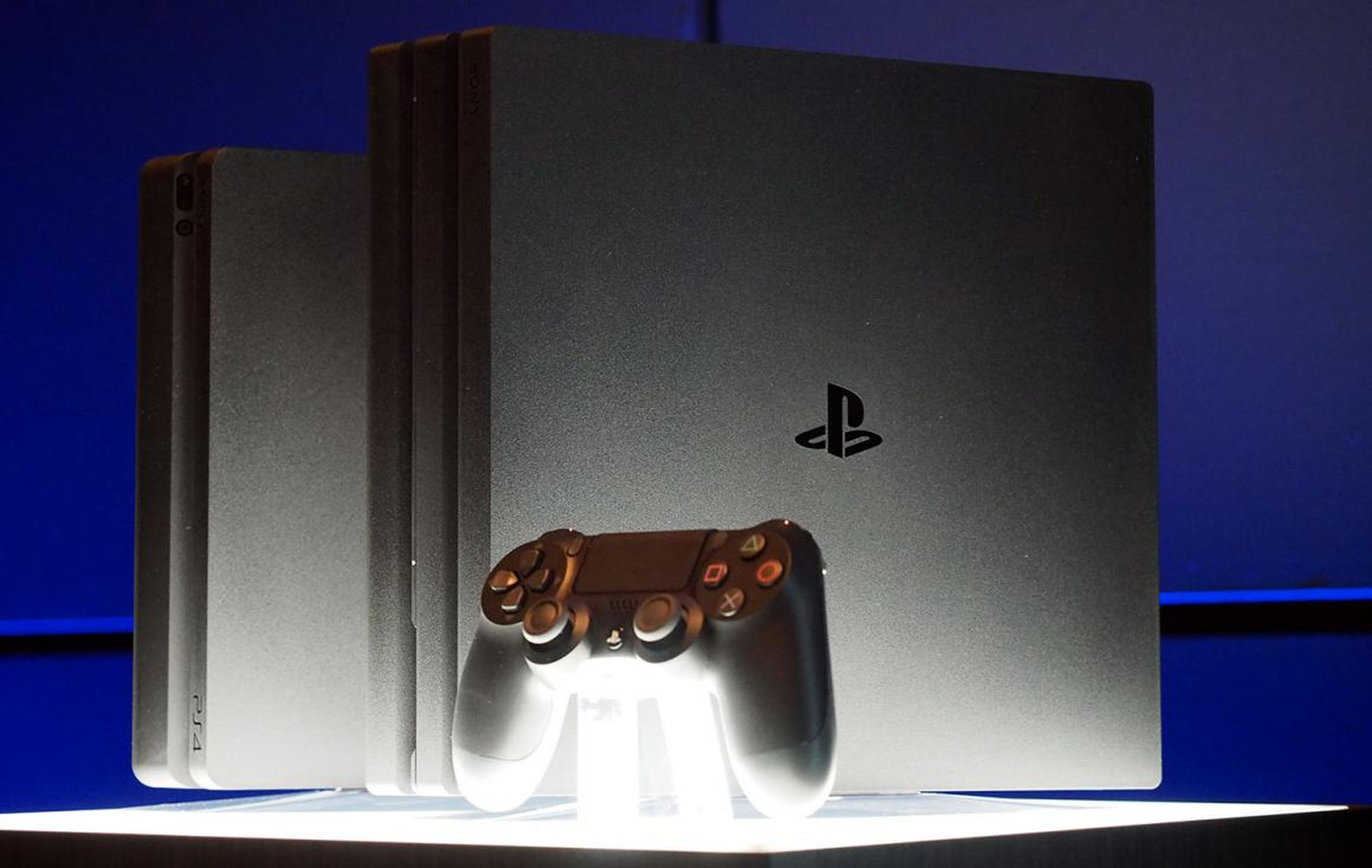 La PlayStation 4 (izquierda) y la PlayStation 4 Pro (derecha).