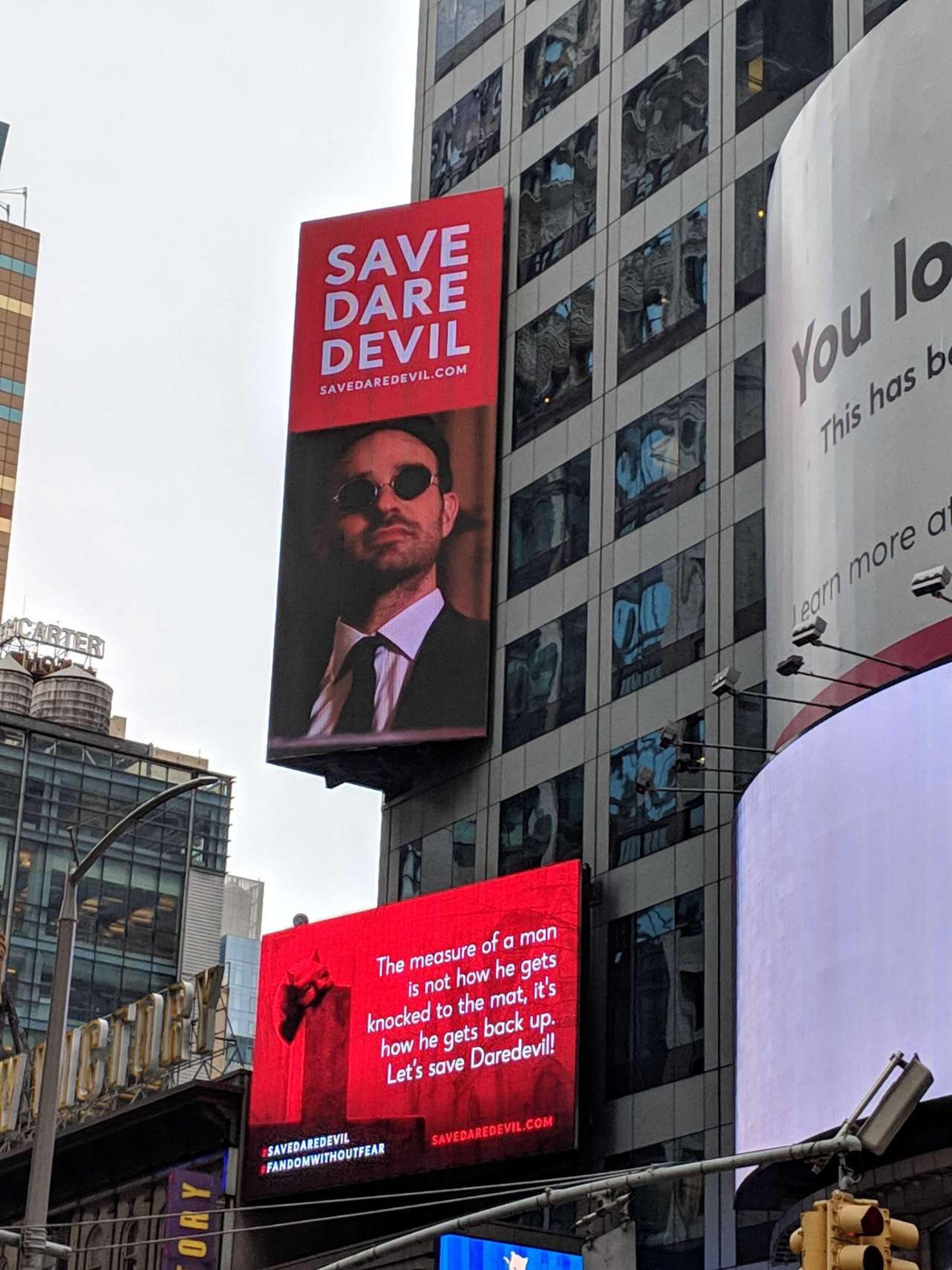 Carteles de #SaveDaredevil en Times Square