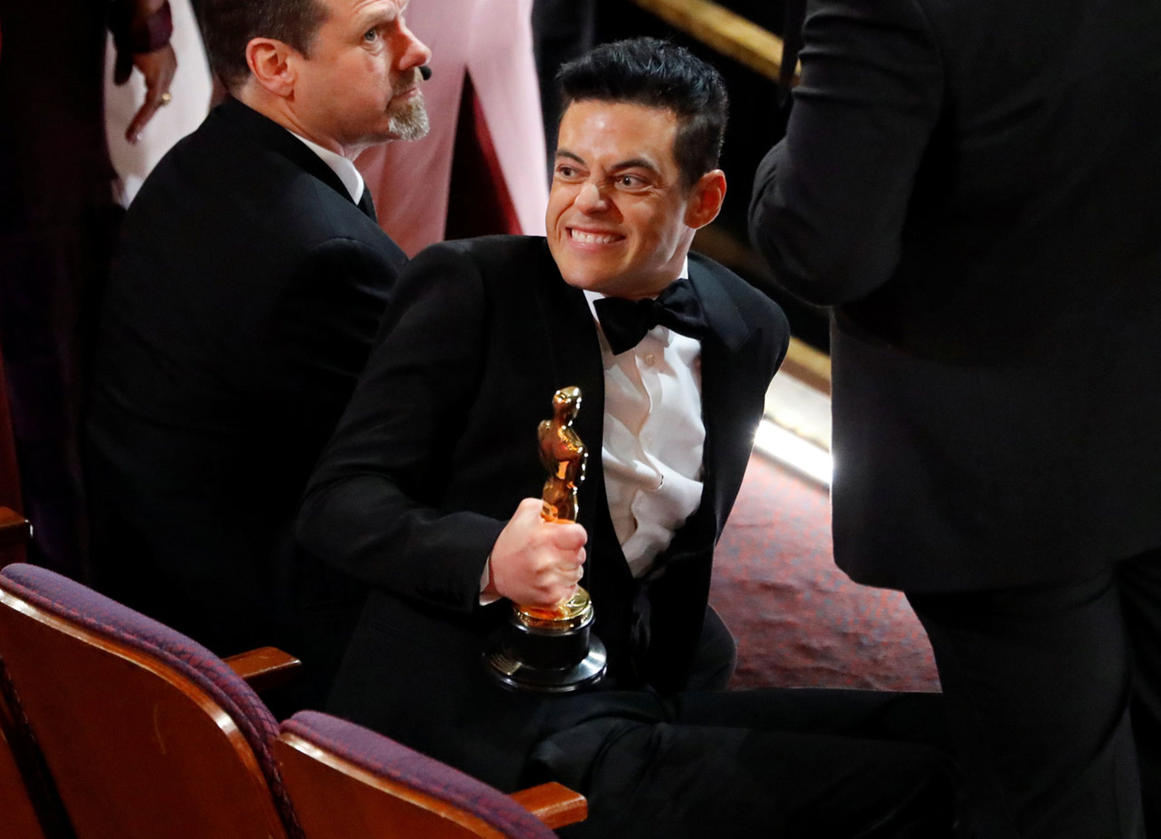 El actor Rami Male sufrió una caída al bajar del escenario después de recoger su Oscar como mejor actor.