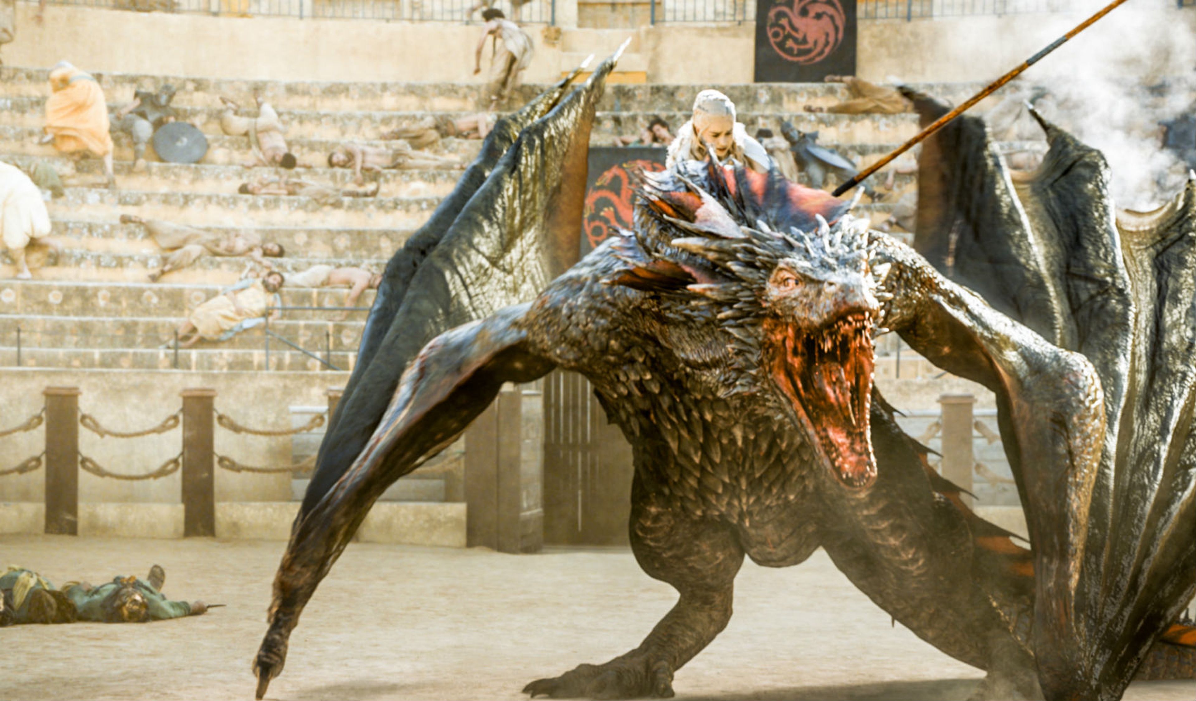 Daenerys Targaryen a lomos de un dragón.