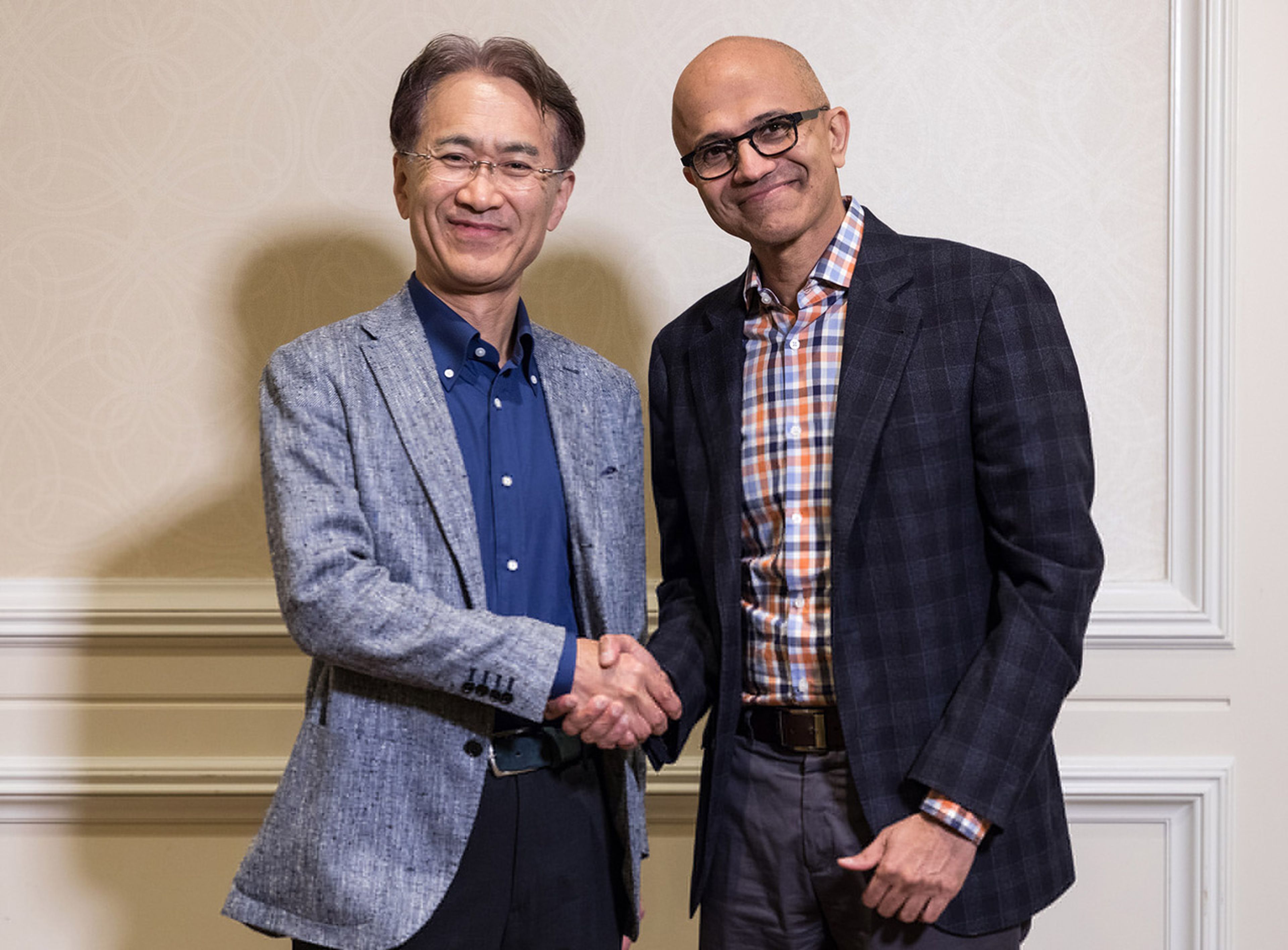 Kenichiro Yoshida (presidente y CEO de Sony) junto a Satya Nadella (CEO de Microsoft).