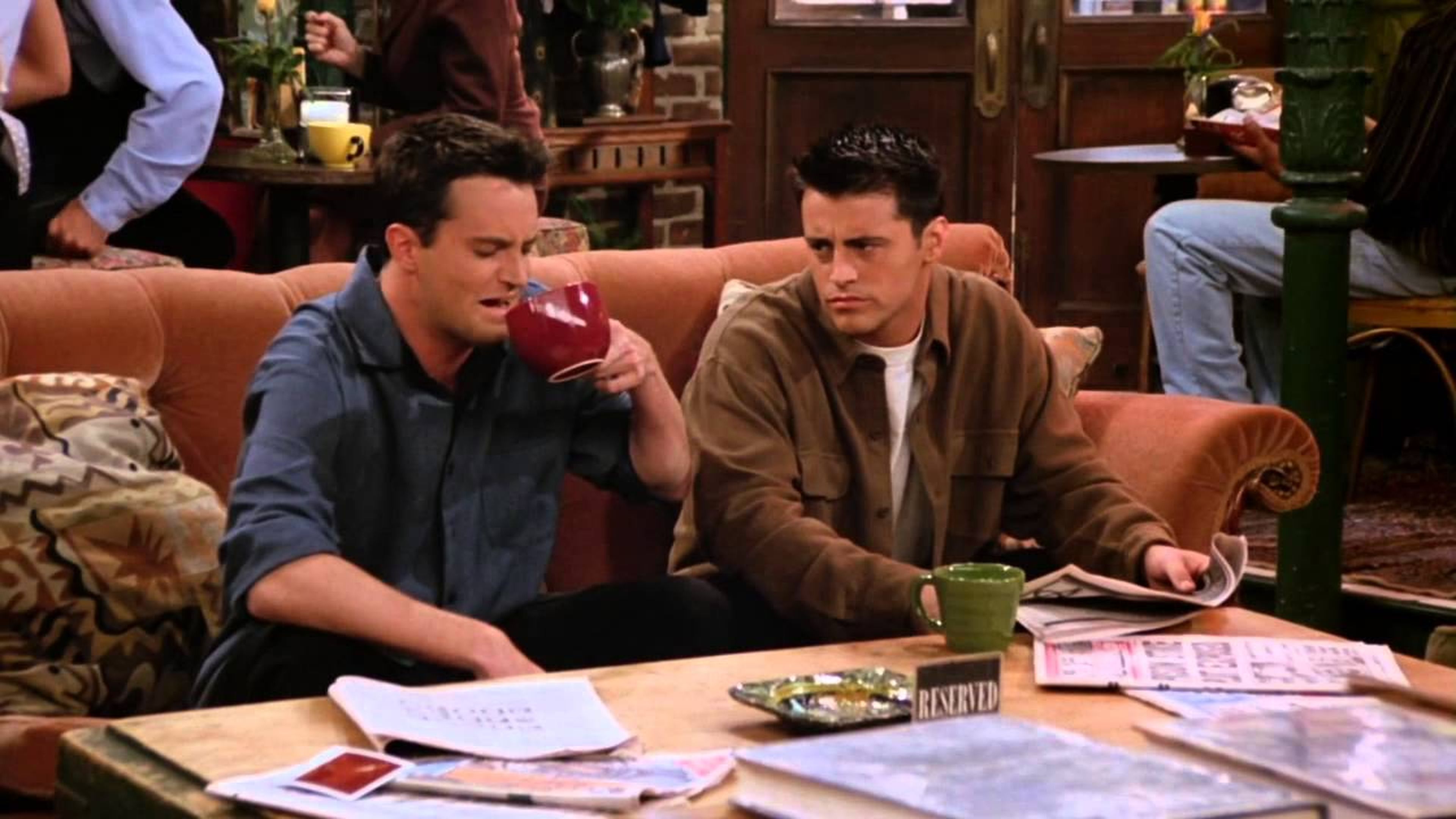 Friends - Chandler bebe café