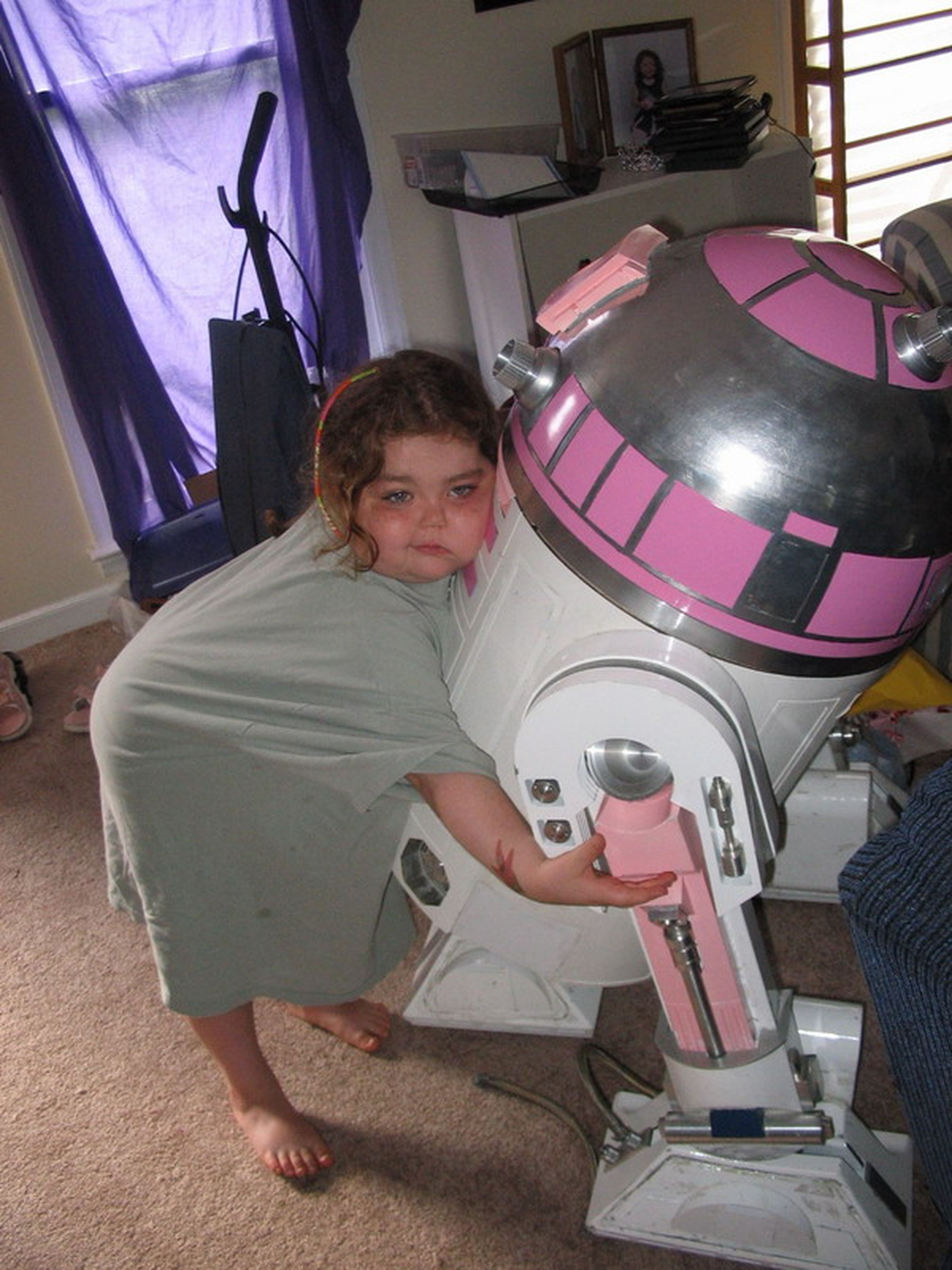 Katie Johnson y R2-KT en julio de 2005.
