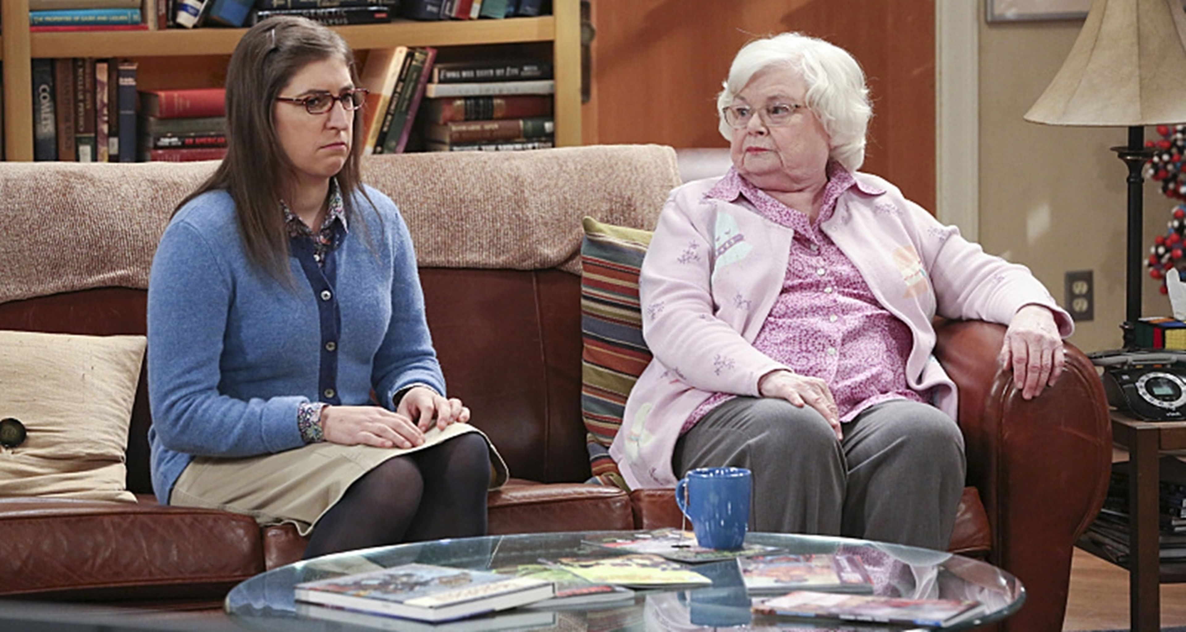 La abuela de Sheldon es la única mujer a la que Sheldon permite que se siente en su sitio