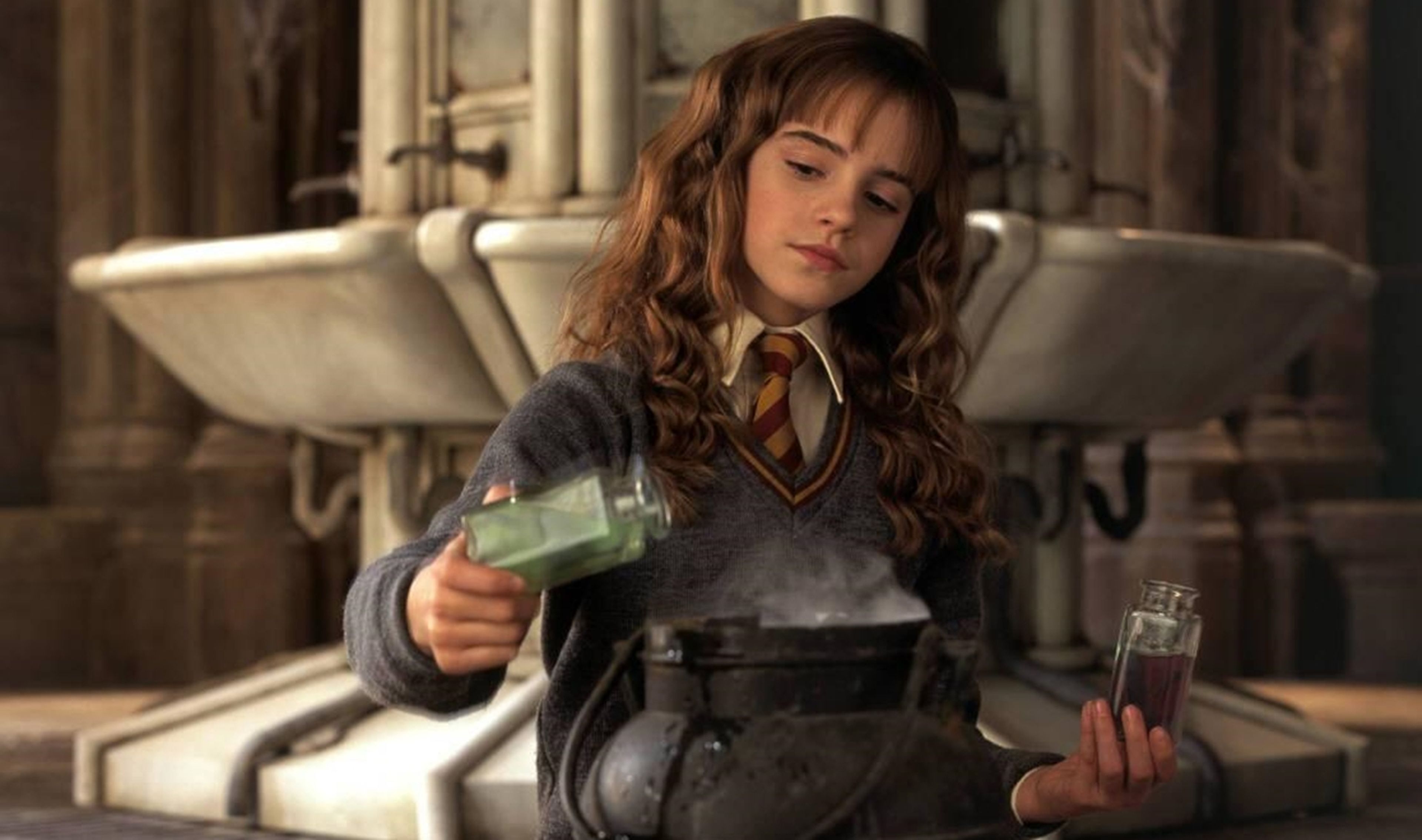Hermione creando una poción multijugos