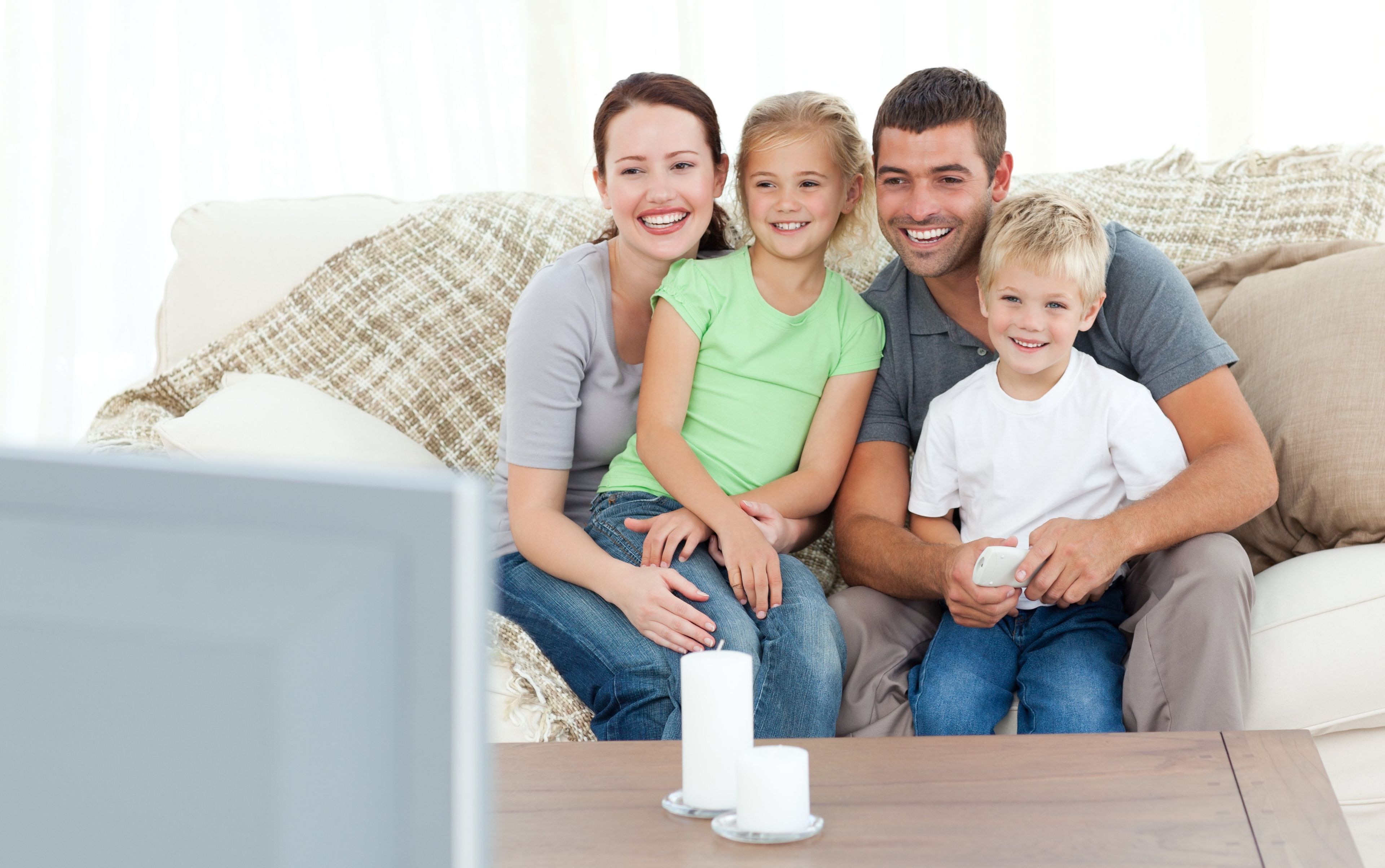 familia viendo películas en la televisión