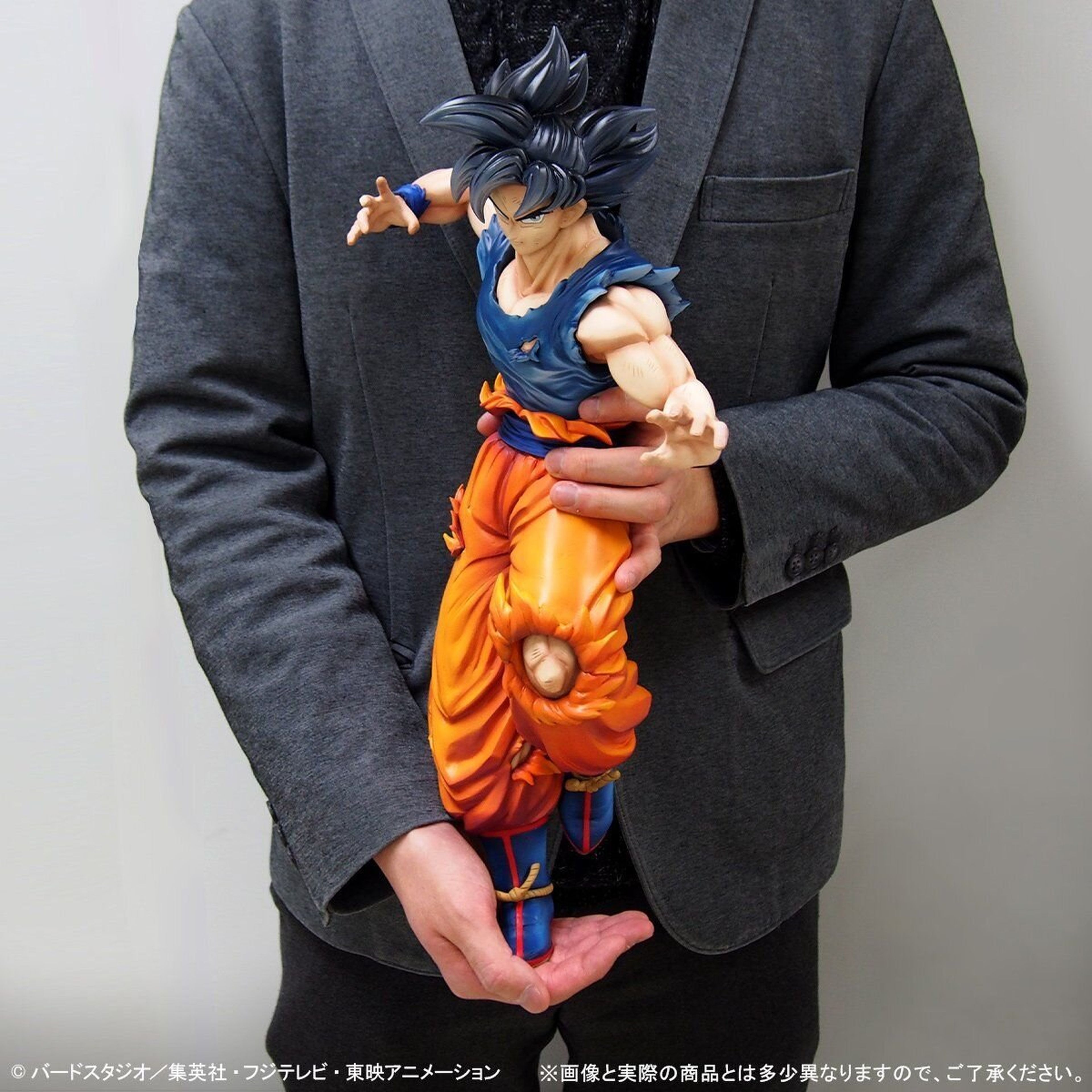 Goku Ultra Instinto Figura Gigantic