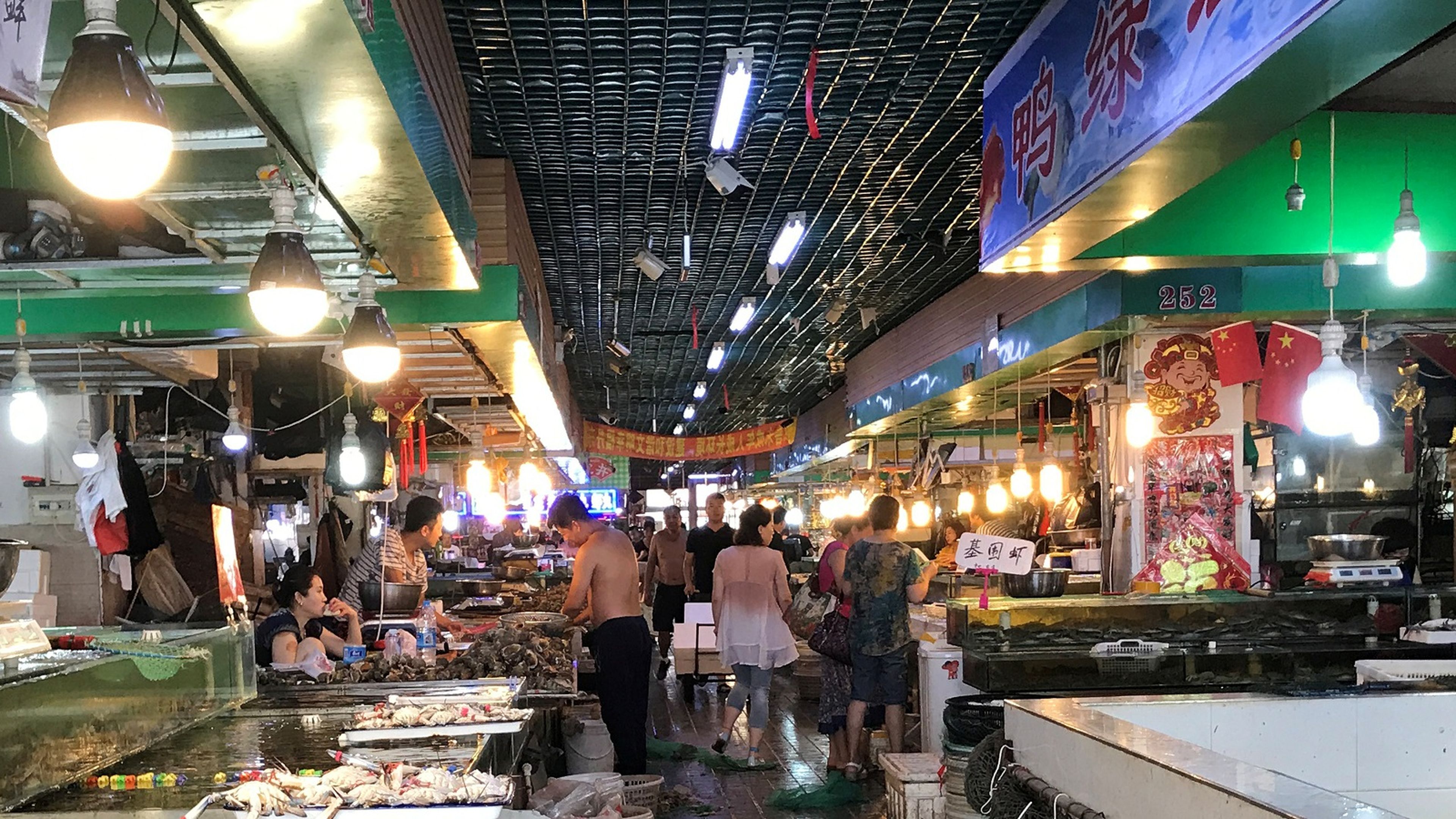 Un mercado mojado en Dandong, China.