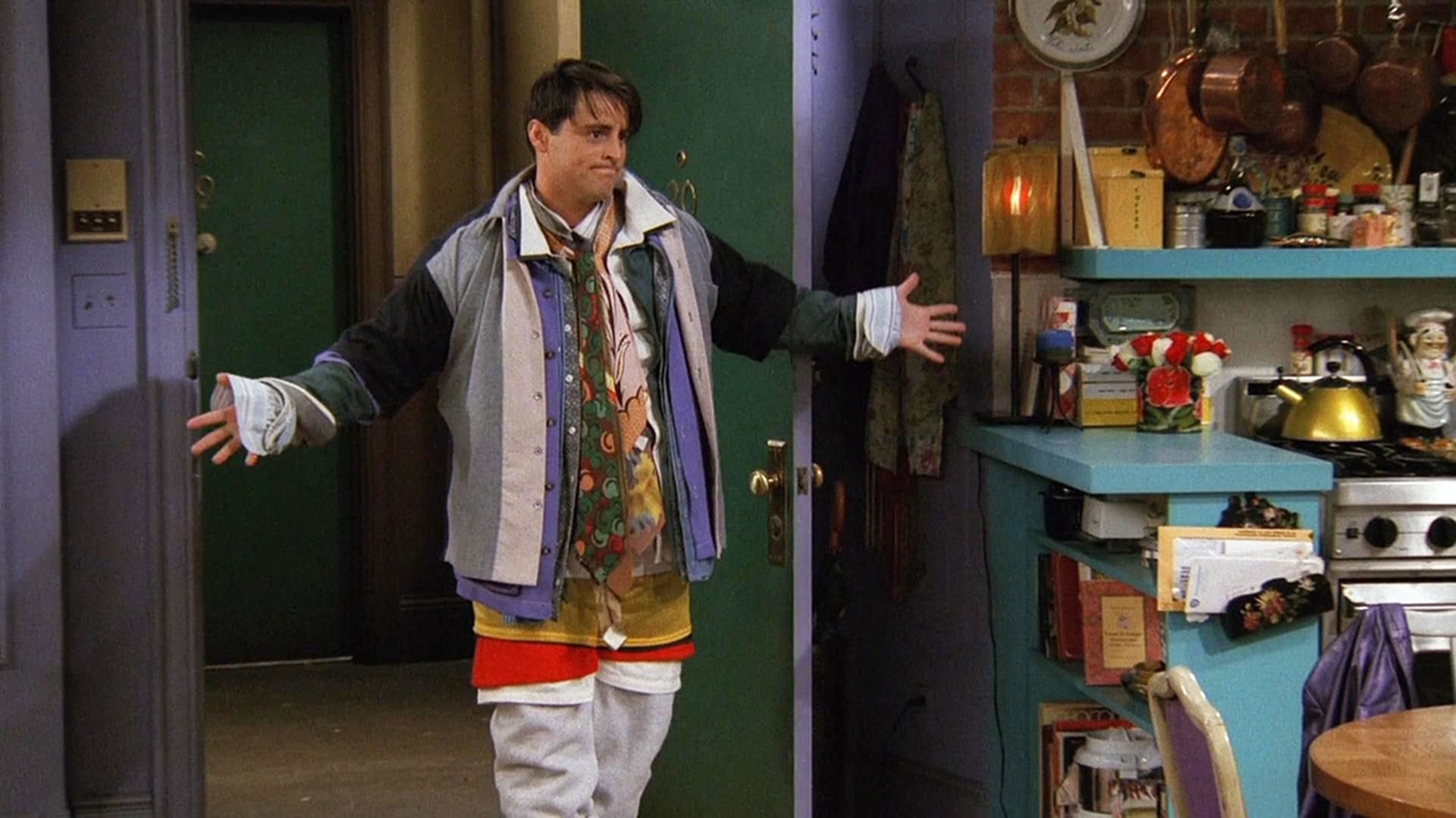 Friends - Joey poniéndose toda la ropa de Chandler