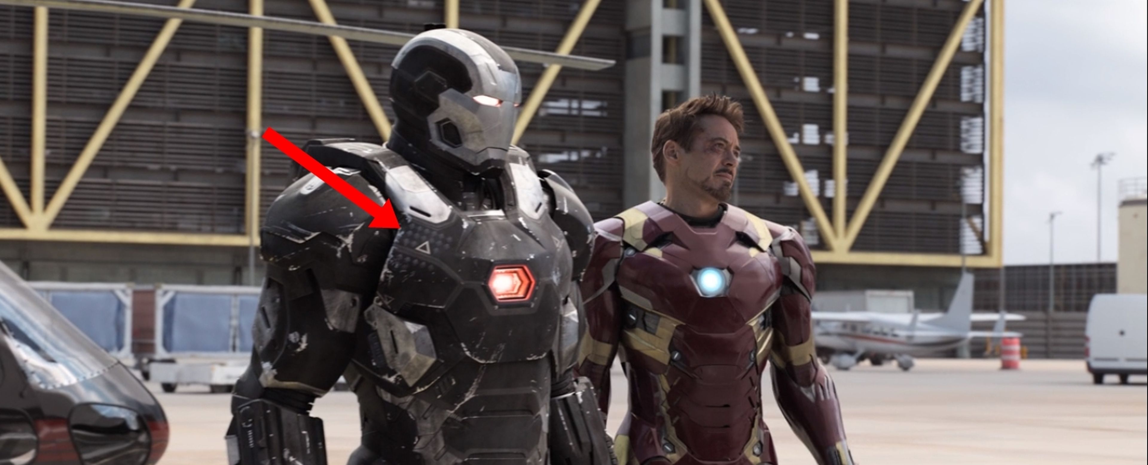 La referencia a Vengadores: La era de Ultrón en la armadura de Máquina de Guerra en Capitán América: Civil War