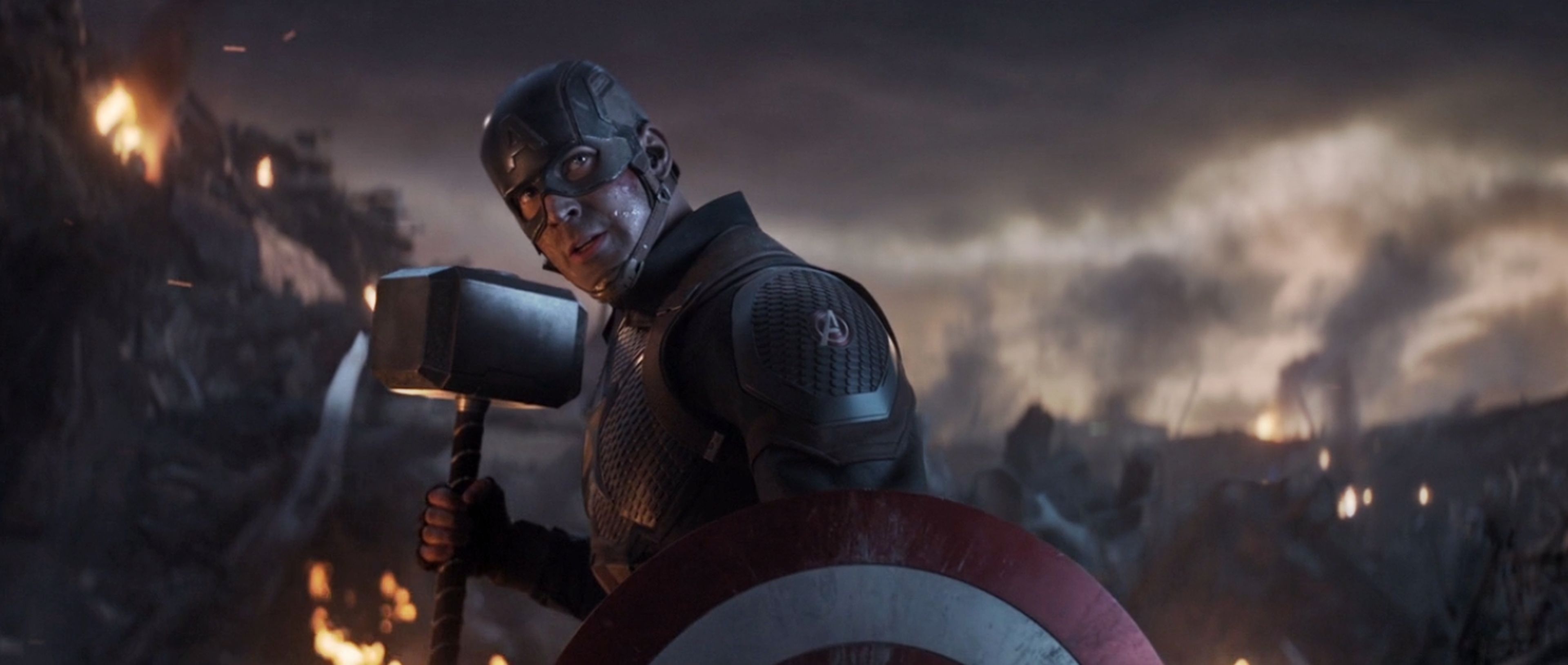 Vengadores Endgame - Capitán América empuñando el Mjolnir
