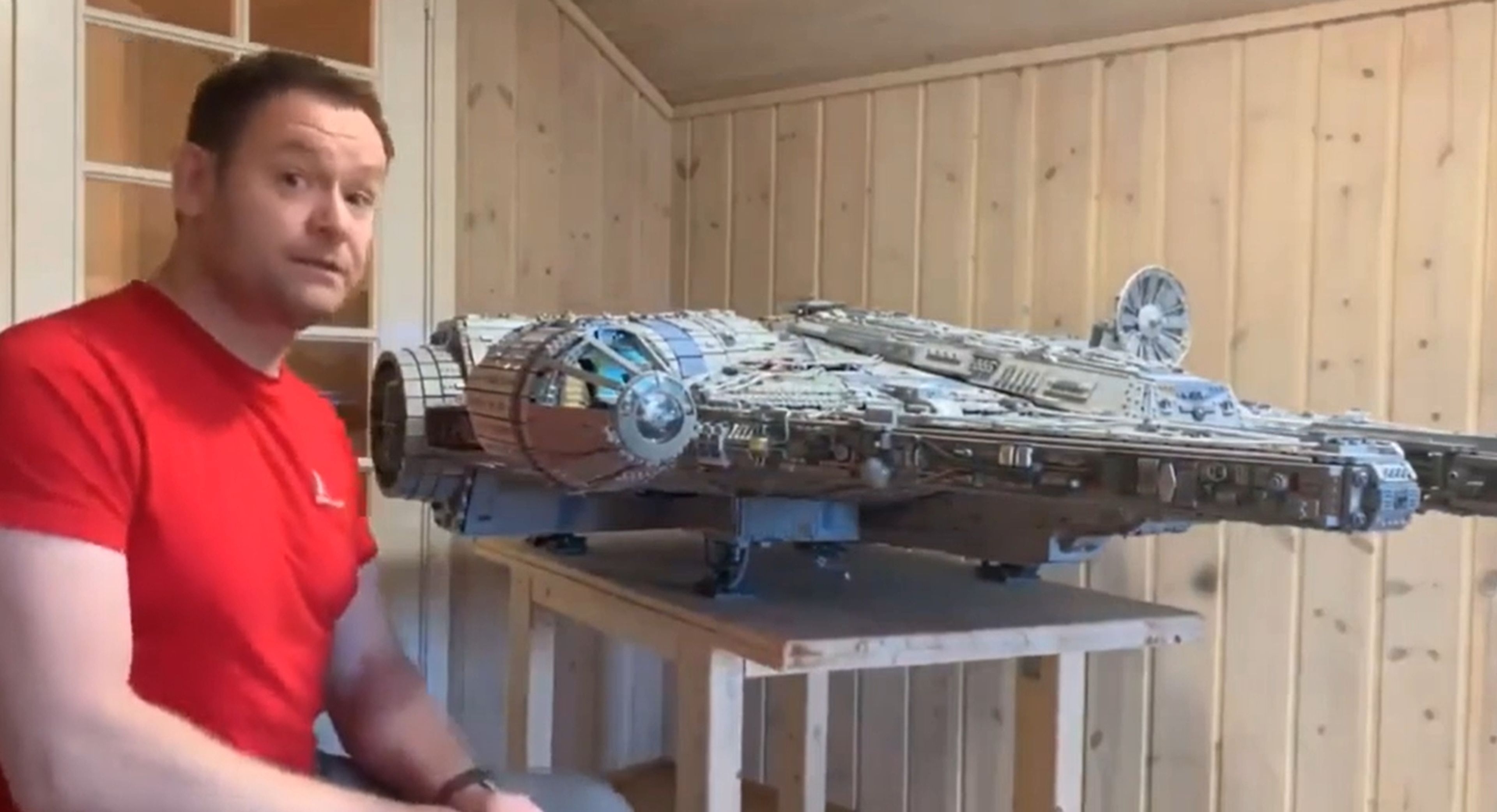 La impresionante maqueta del Halcón Milenario de Star Wars realizada por un  fan con piezas de Lego