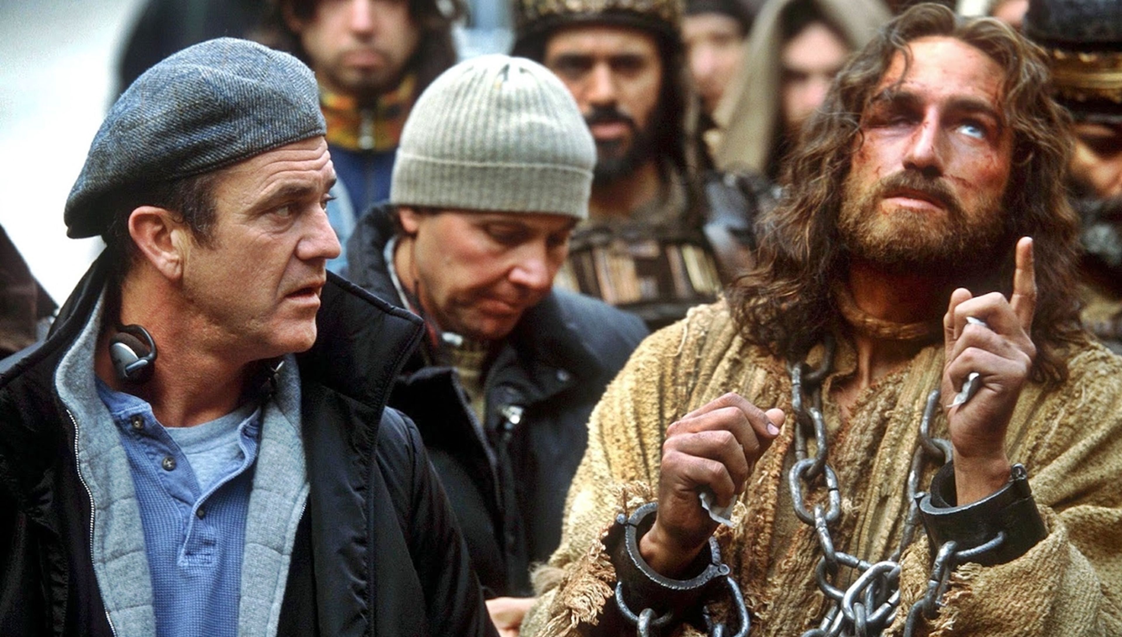 Mel Gibson dirigiendo a Jim Caviezel en La pasión de Cristo (2004)
