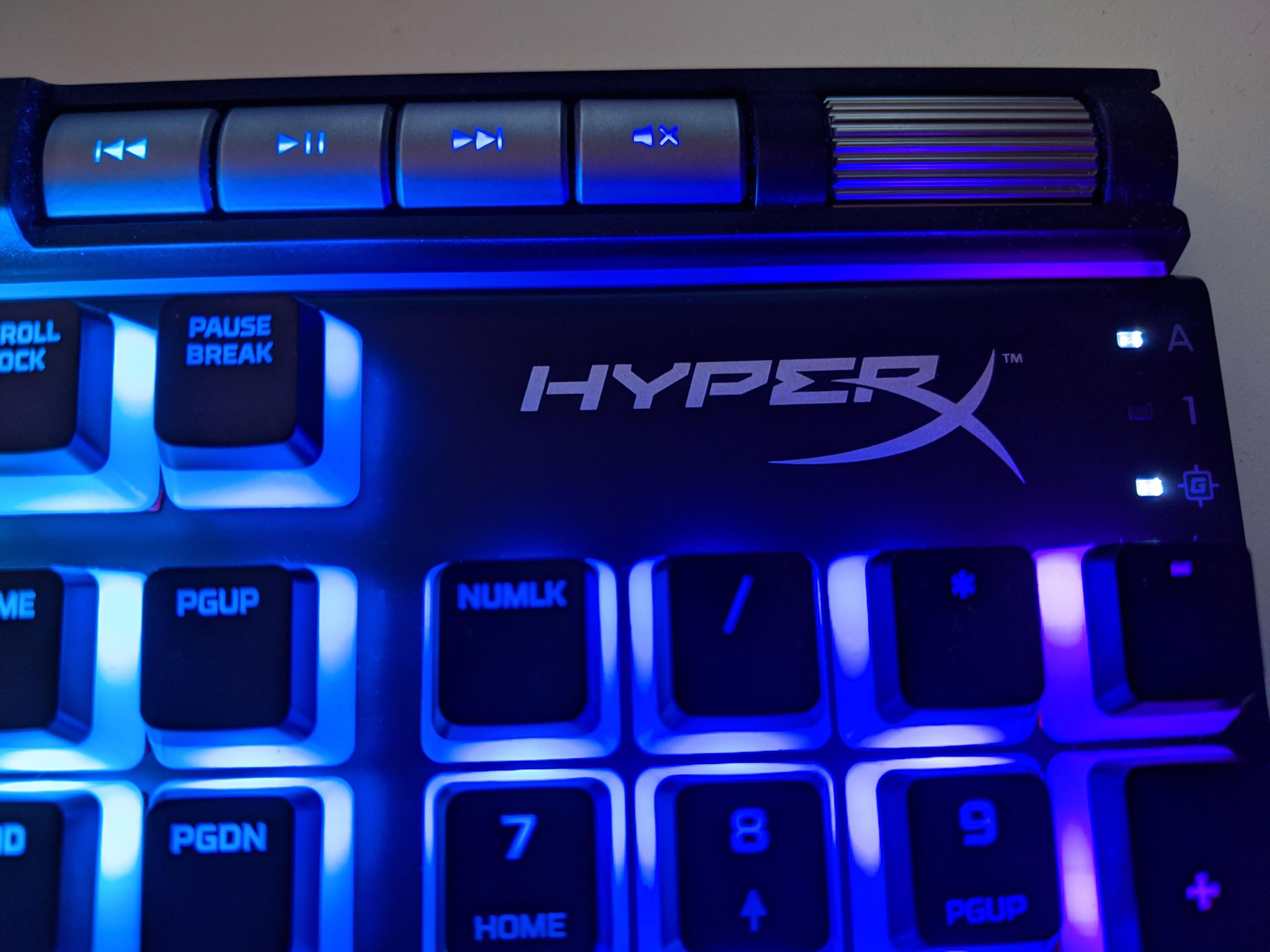 HyperX Alloy Elite 2 controles multimedia