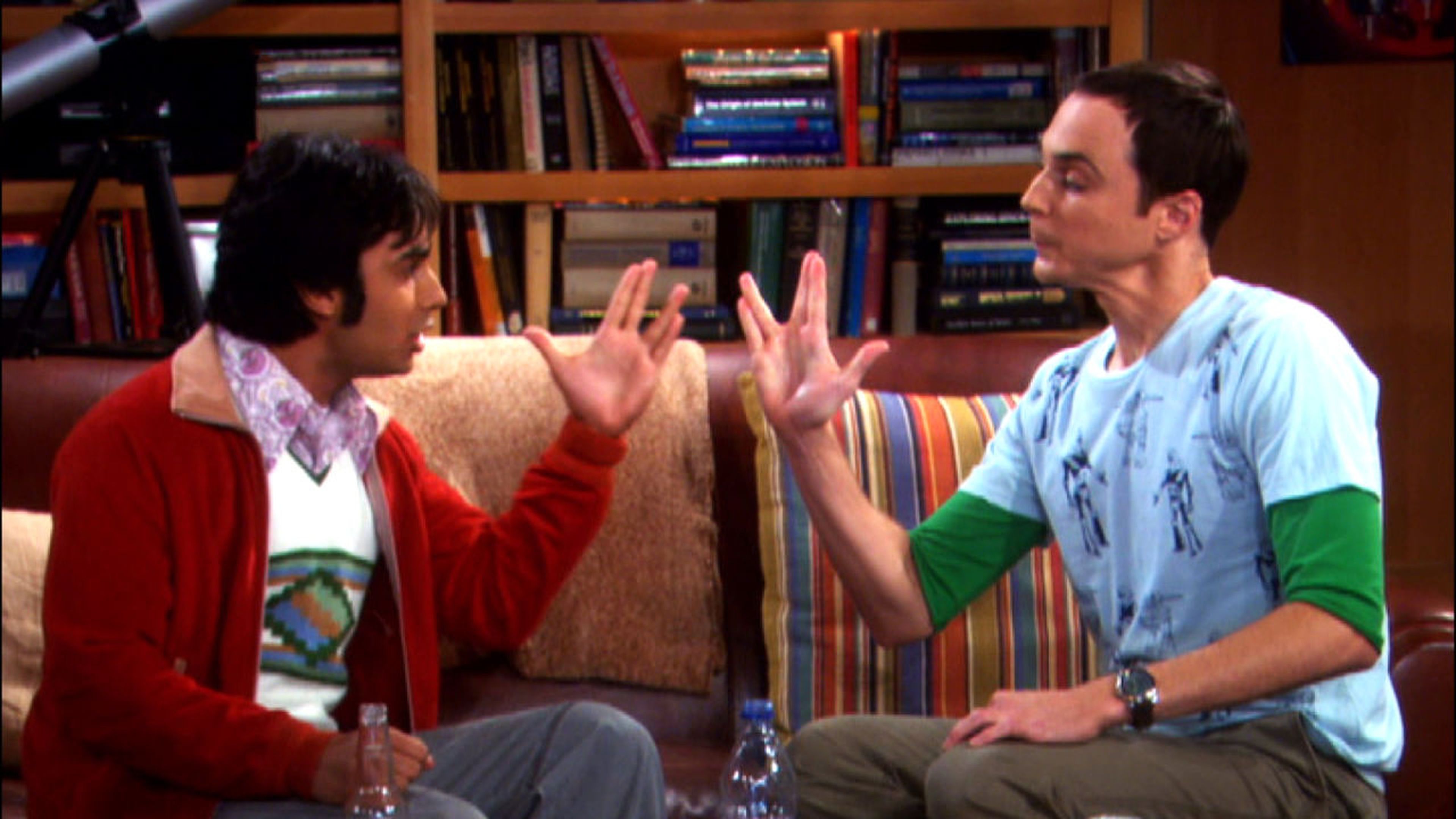 Raj y Sheldon jugando a Piedra, papel, tijeras, lagarto, Spock en The Big Bang Theory