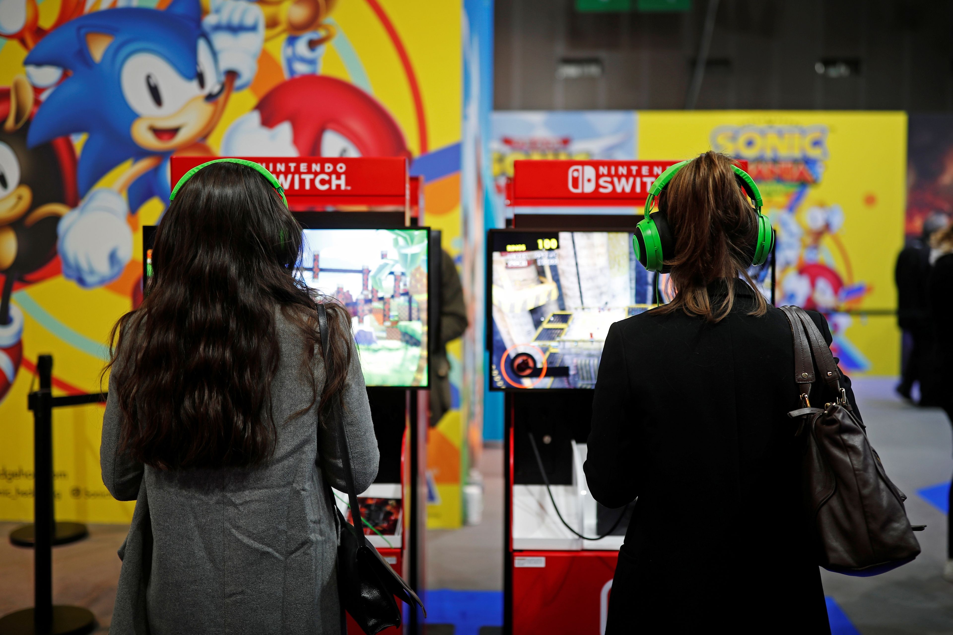2 mujeres jugando a Nintendo