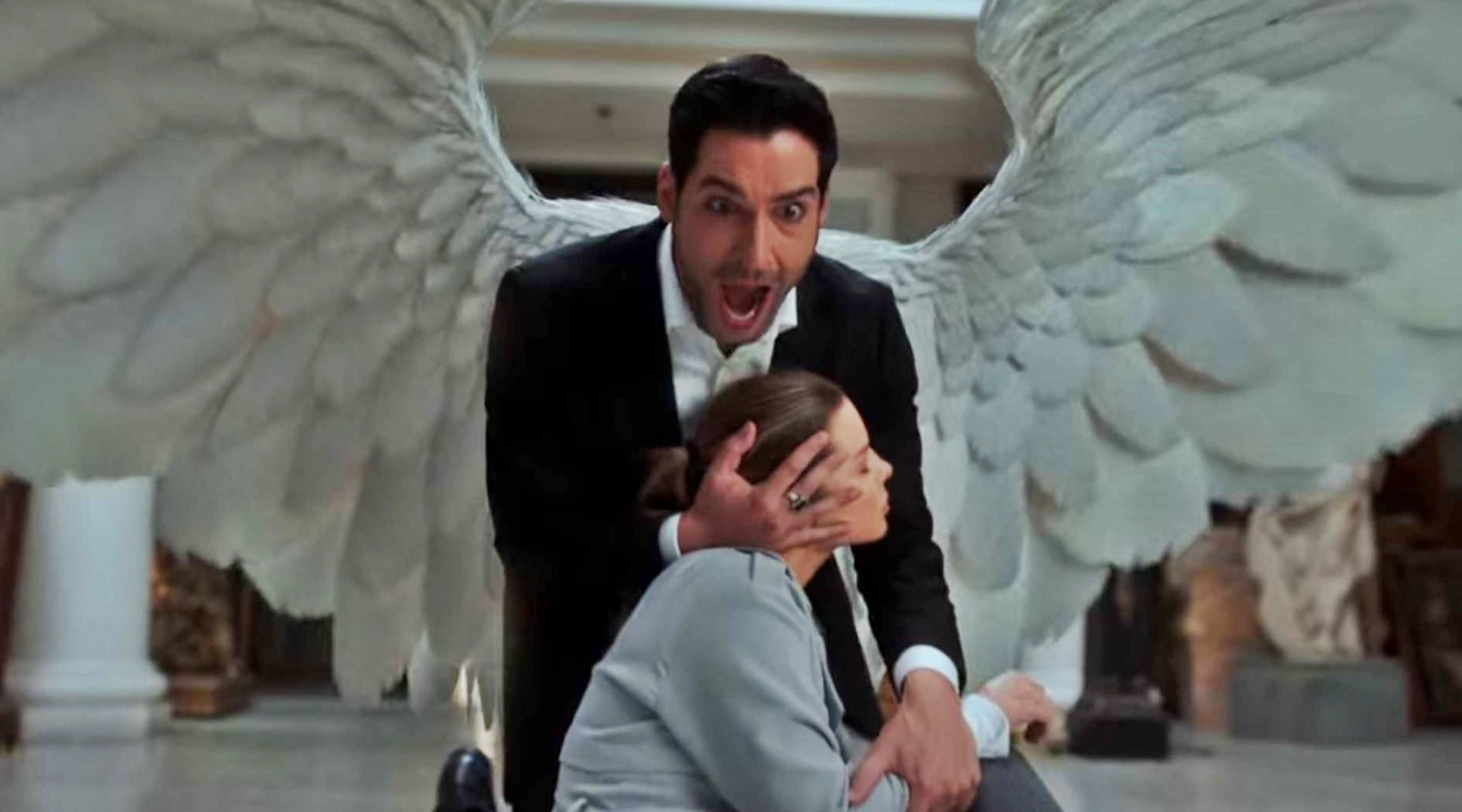 Lucifer protegiendo con sus alas a Chloe