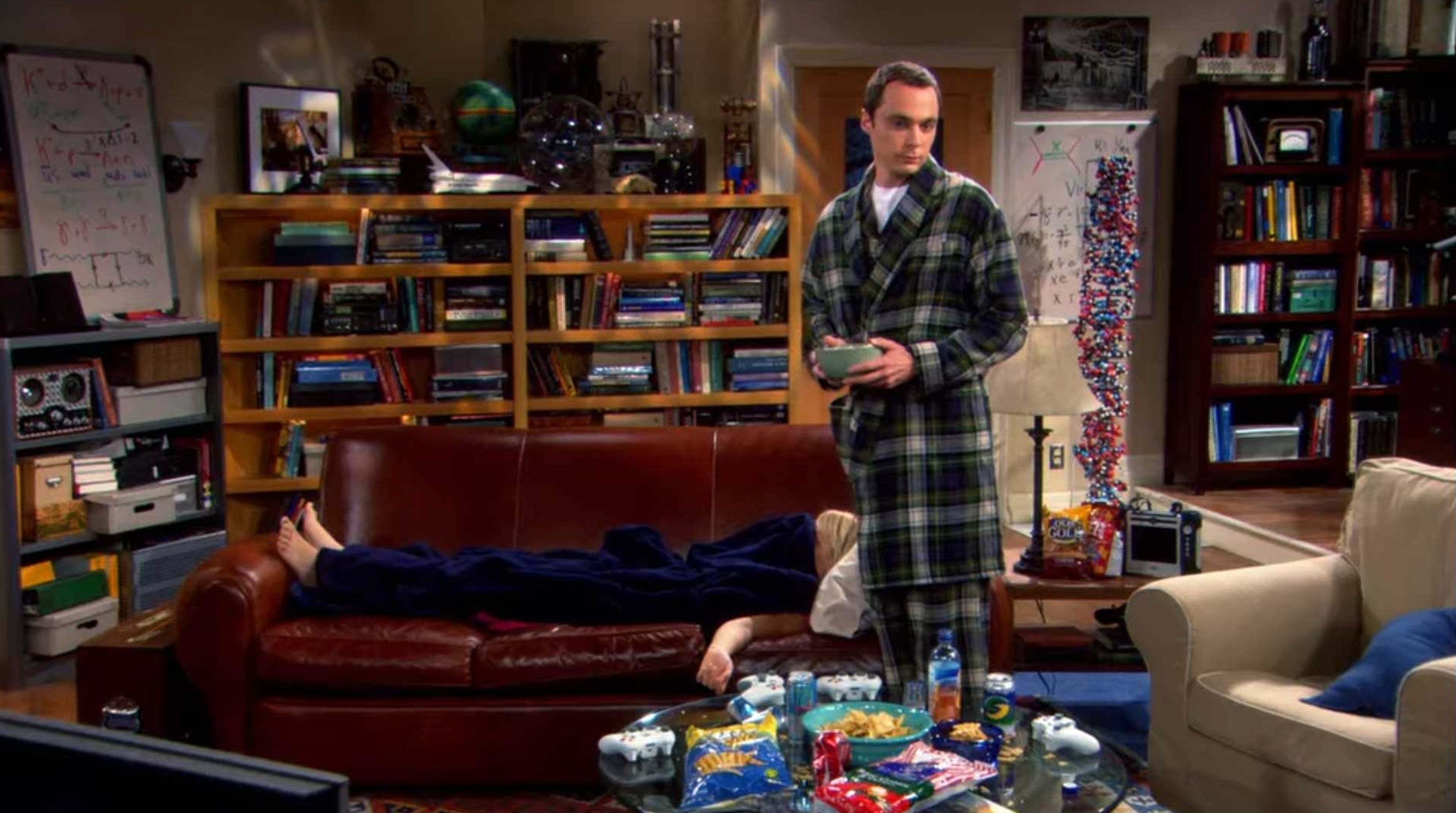 TBBT - Sheldon mirando a Penny tumbada en el sofá