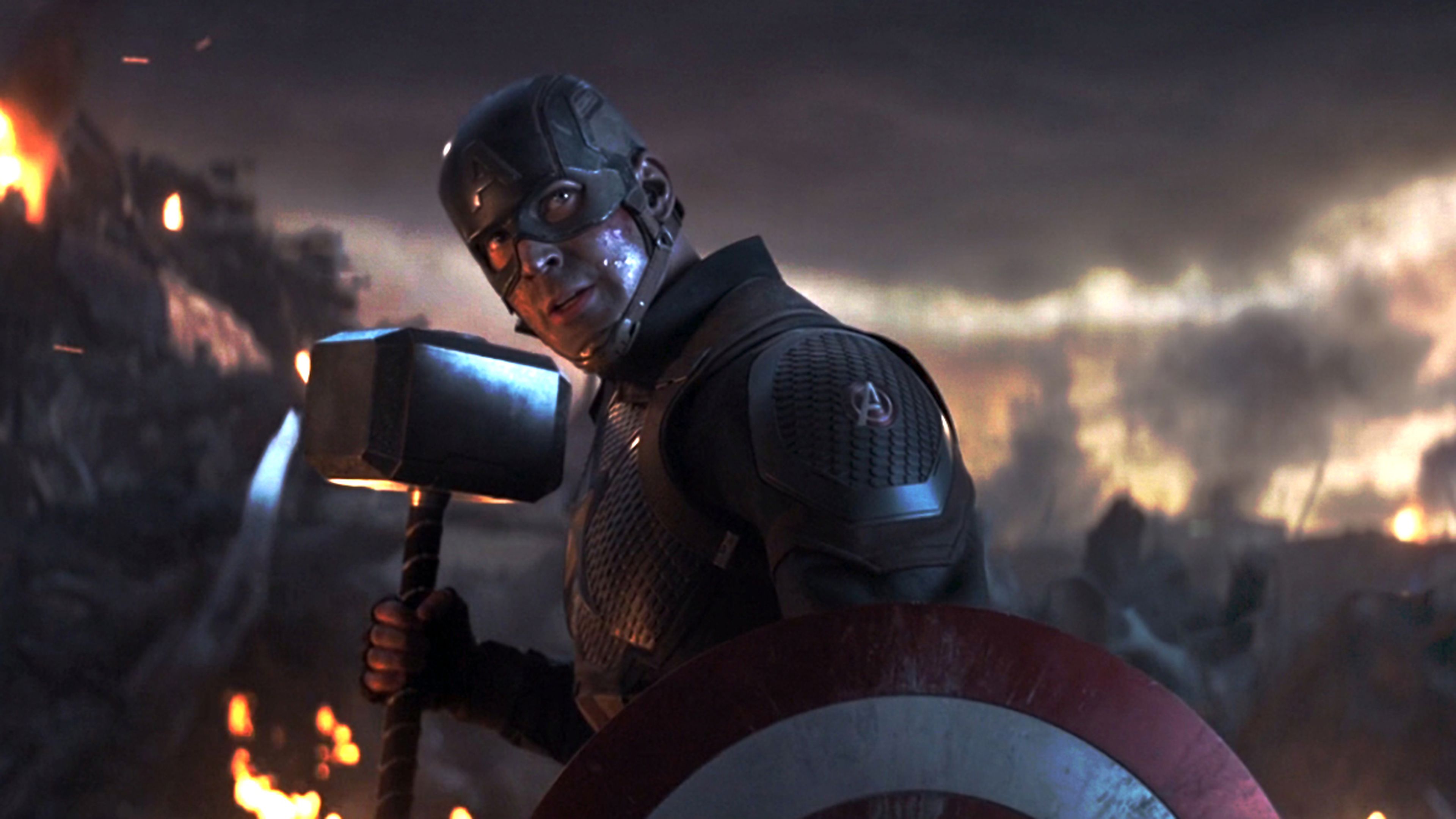 Vengadores Endgame - Capitán América empuñando el Mjolnir