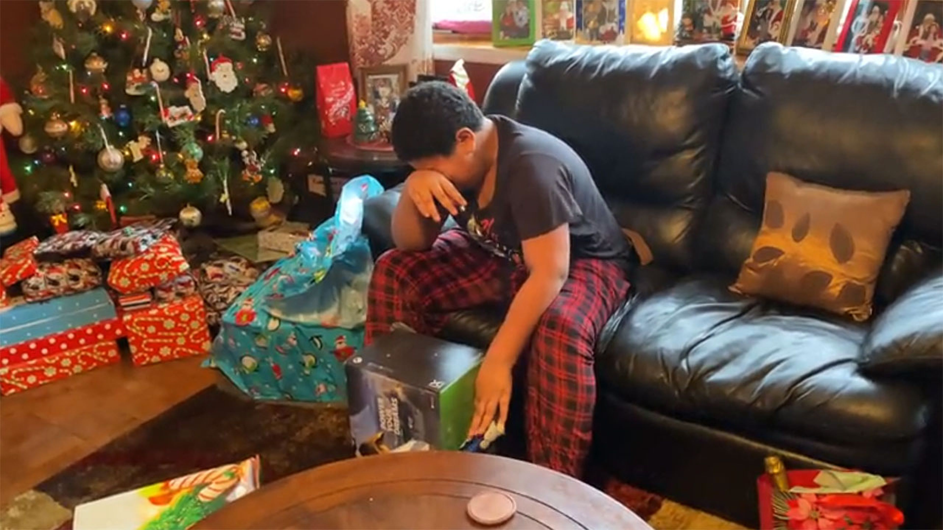 Niño abre regalo de Xbox Series X