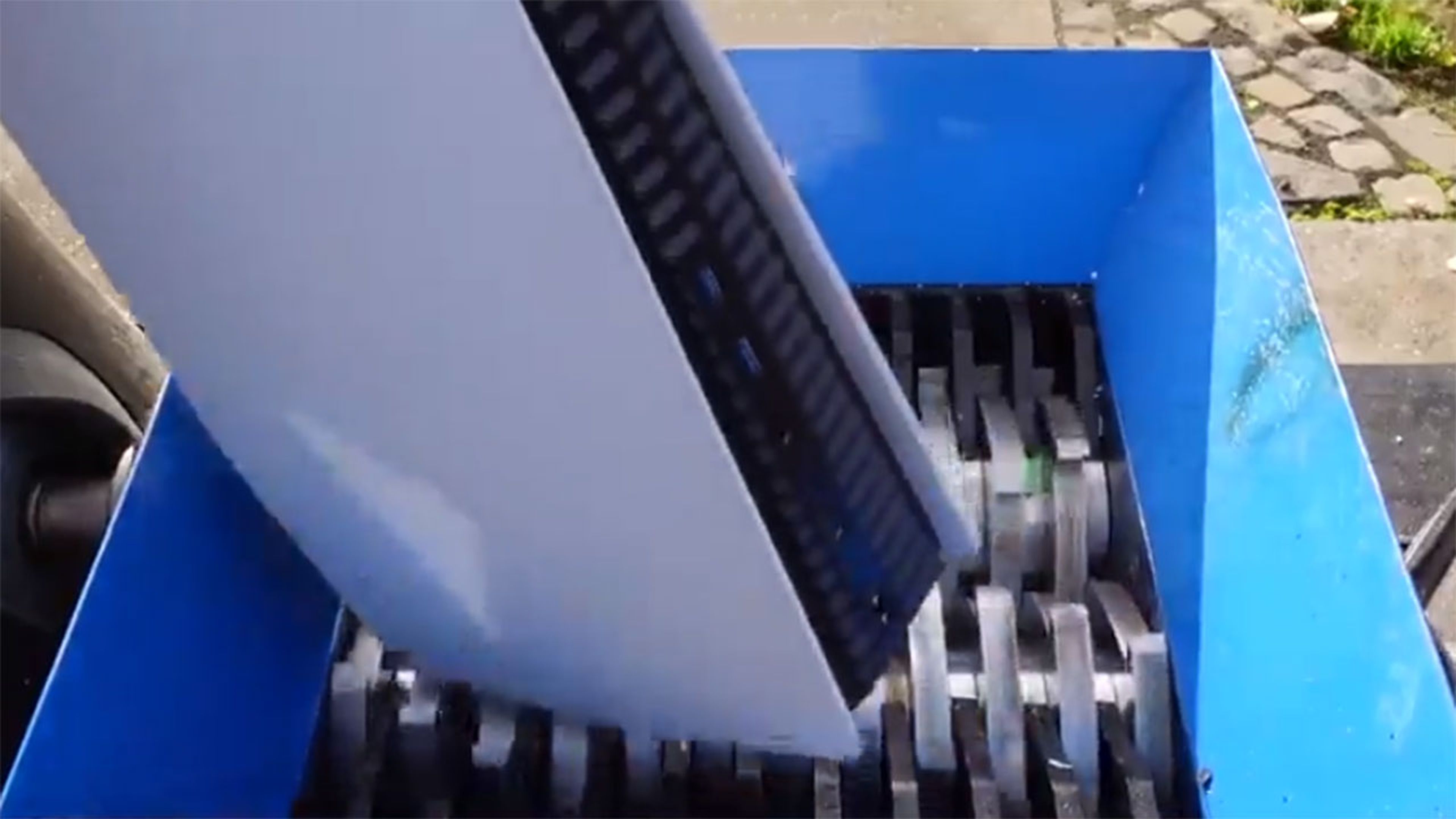 PS5 en una trituradora industrial