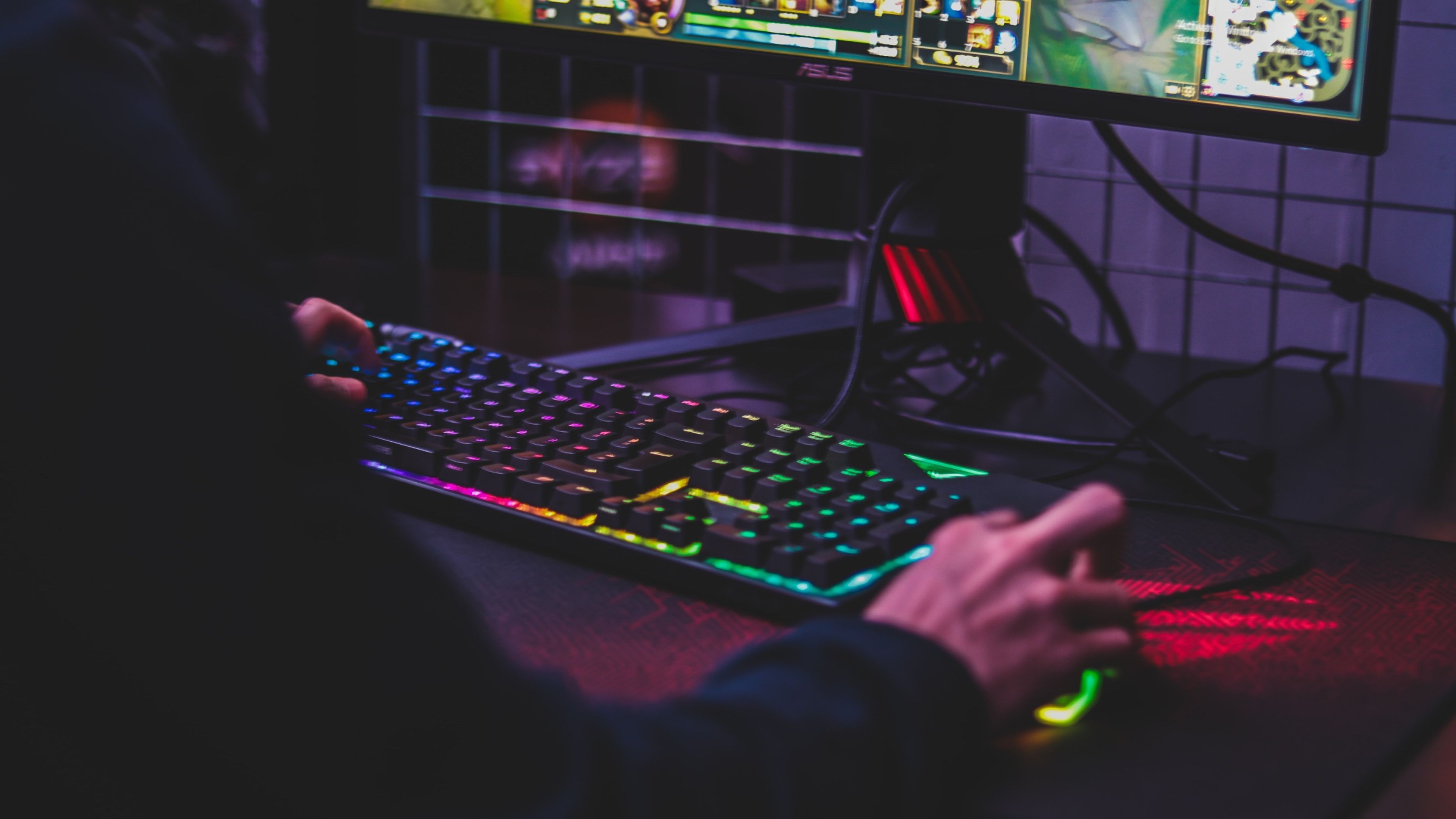 Jugando con teclado y ratón gaming RGB