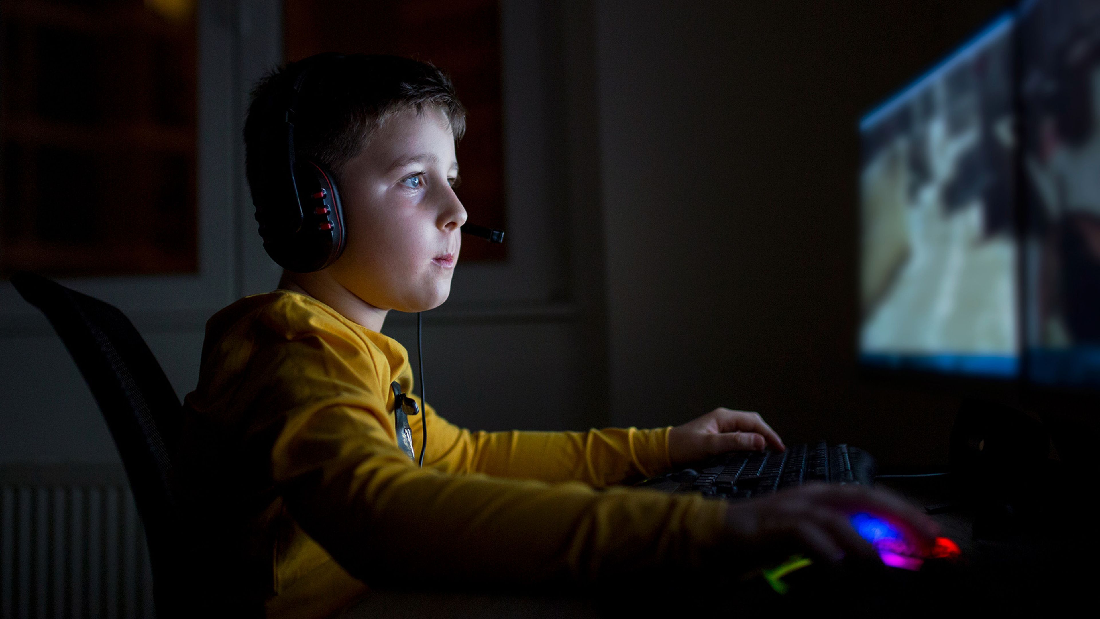 Играющий в компьютерные игры. Дети играющие в компьютерные игры. Подросток играет в компьютерные игры. Ребенок играющий в компьютерную игру. Мальчик за игрой в компьютер.
