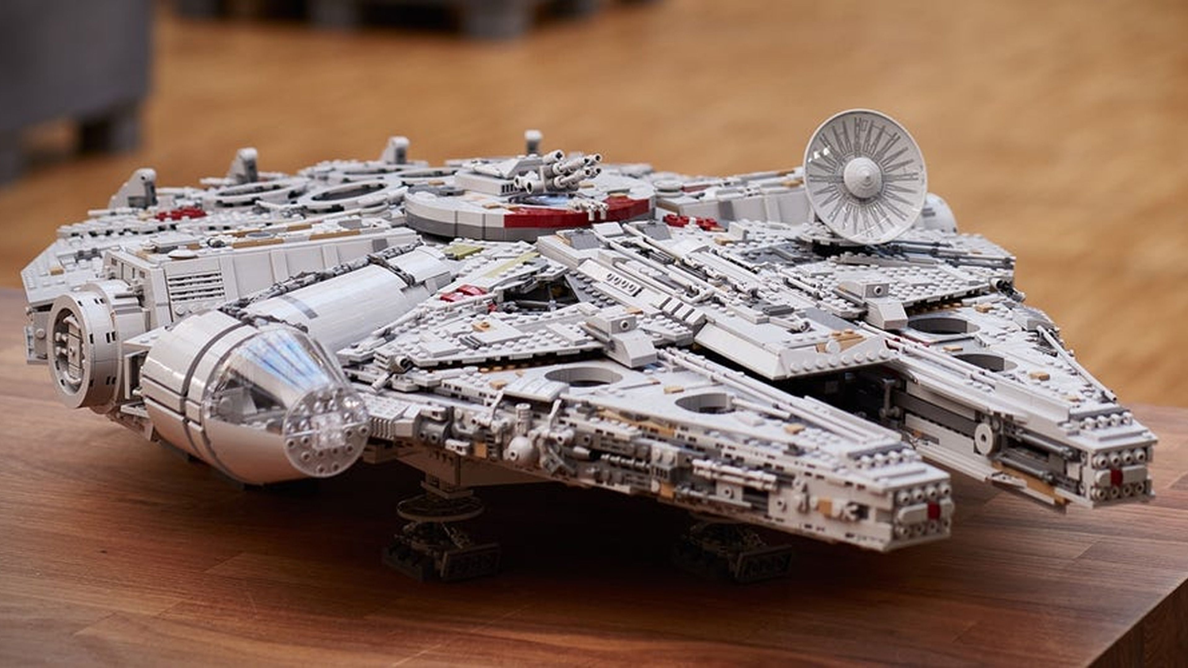 Este Halcón Milenario de Lego tiene más de 7.500 piezas y está