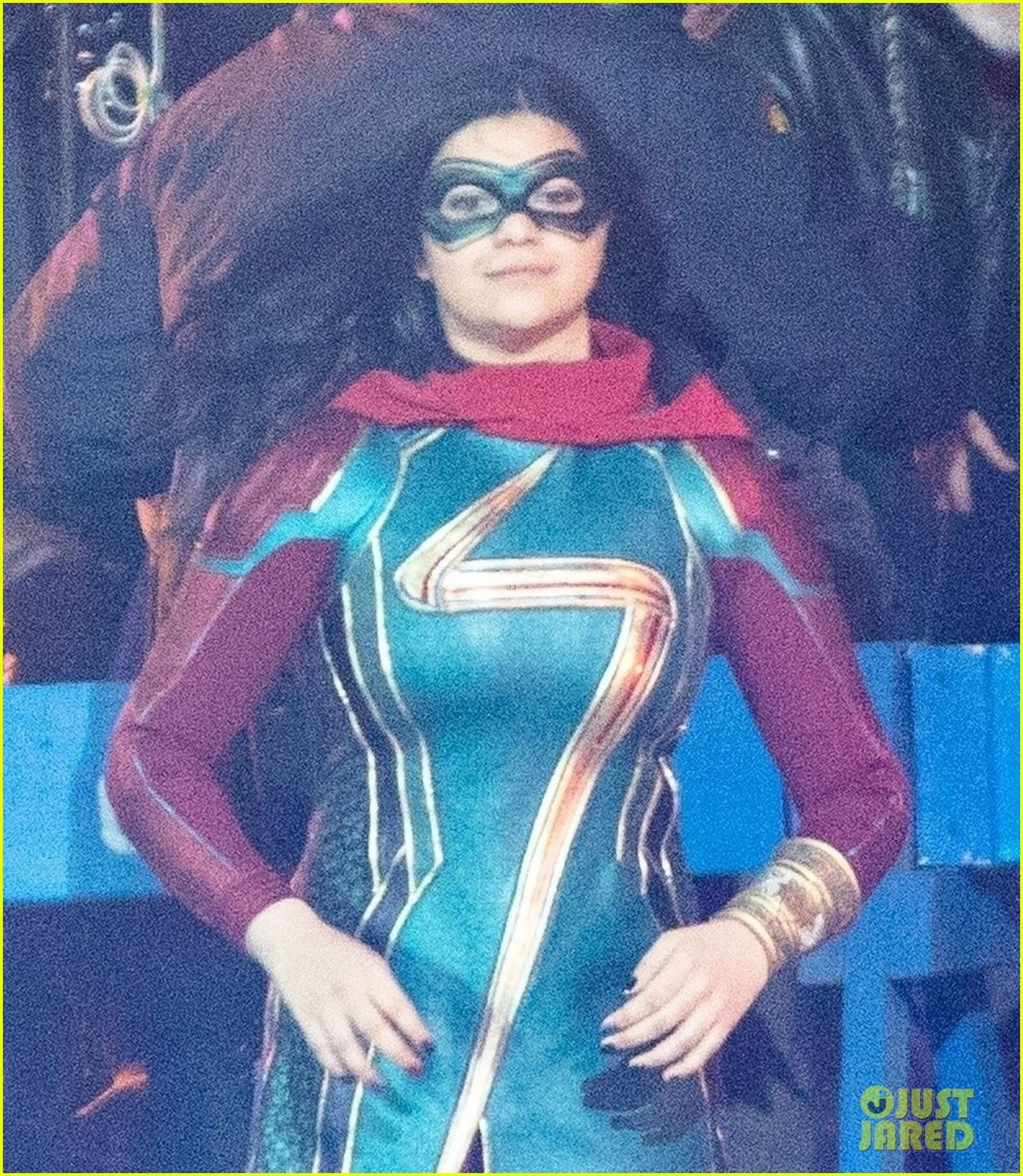Iman Vellanu como Ms. Marvel en el rodaje de la serie de Disney +