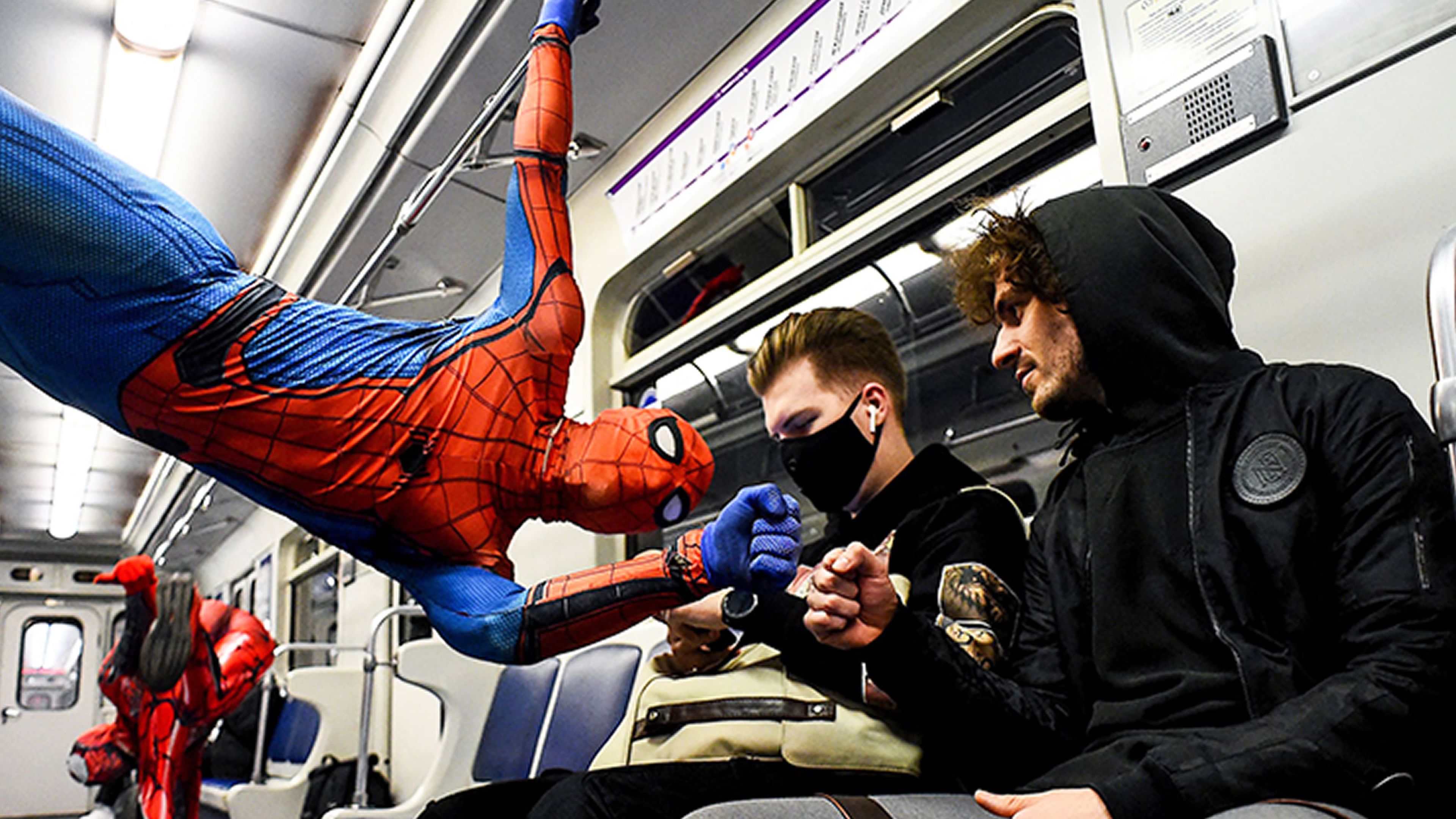 Spider-Man en el metro de San Petersburgo