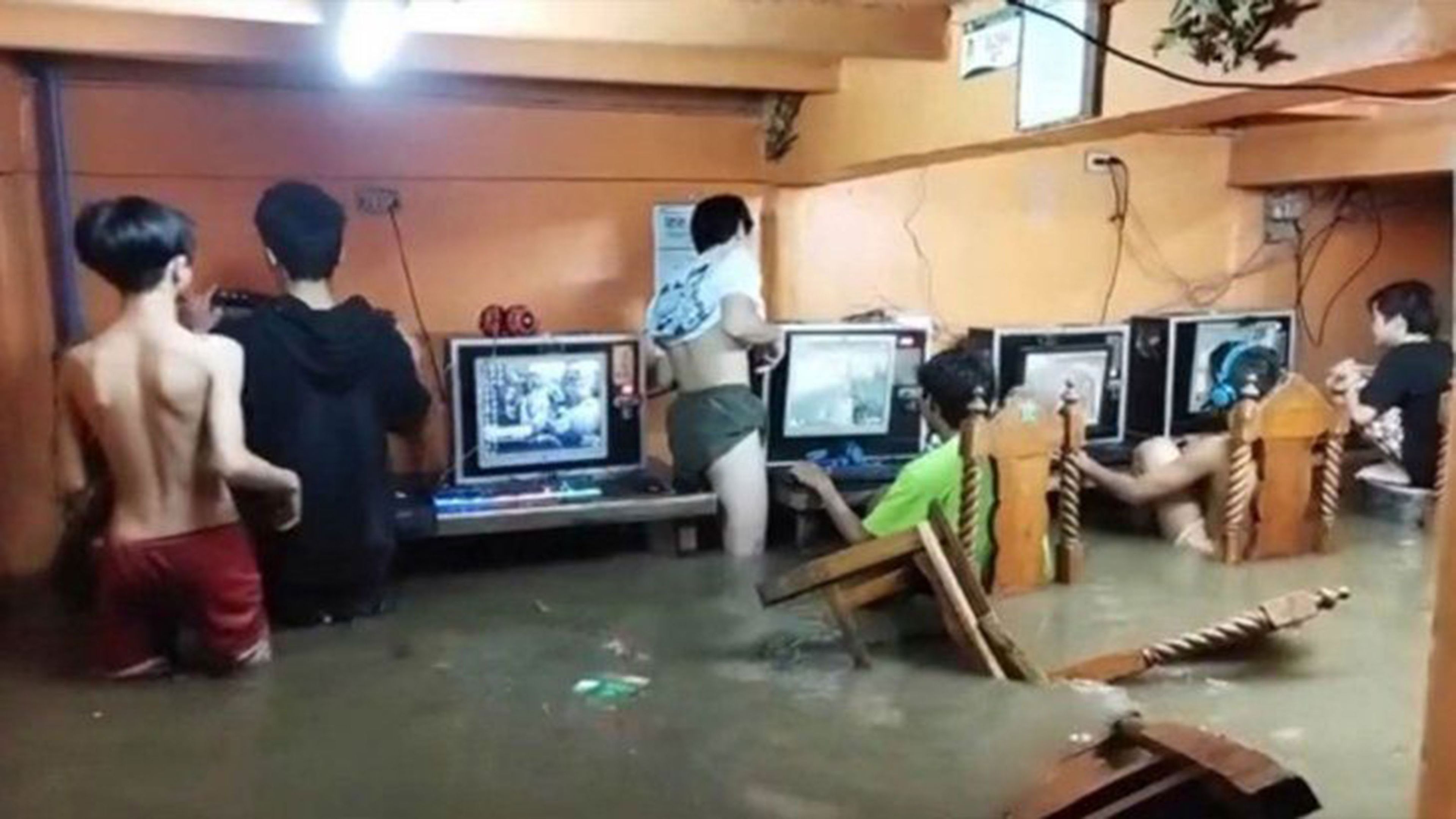 Cibercafé inundado en Filipinas